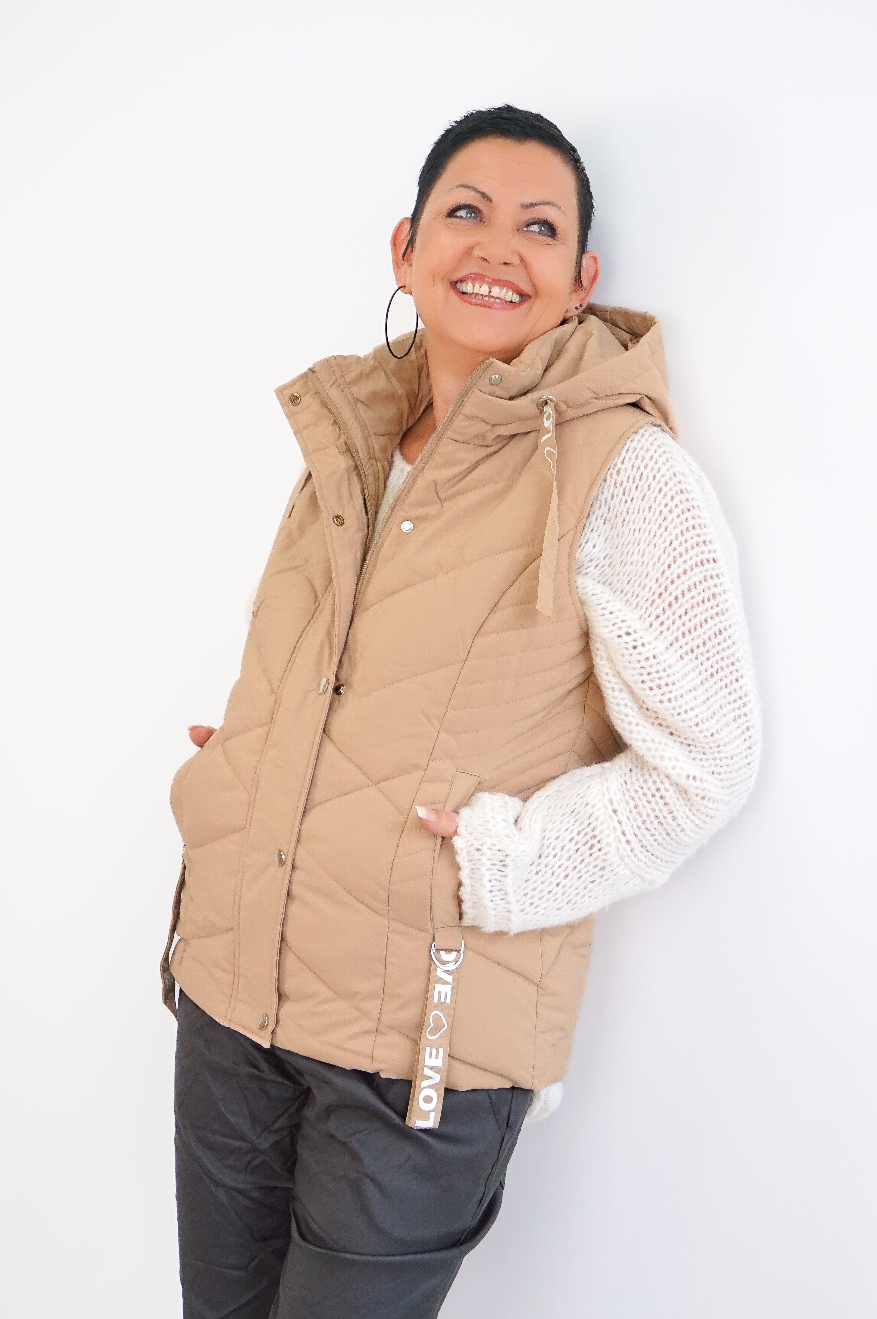 Kurze Steppweste “Love“, camel