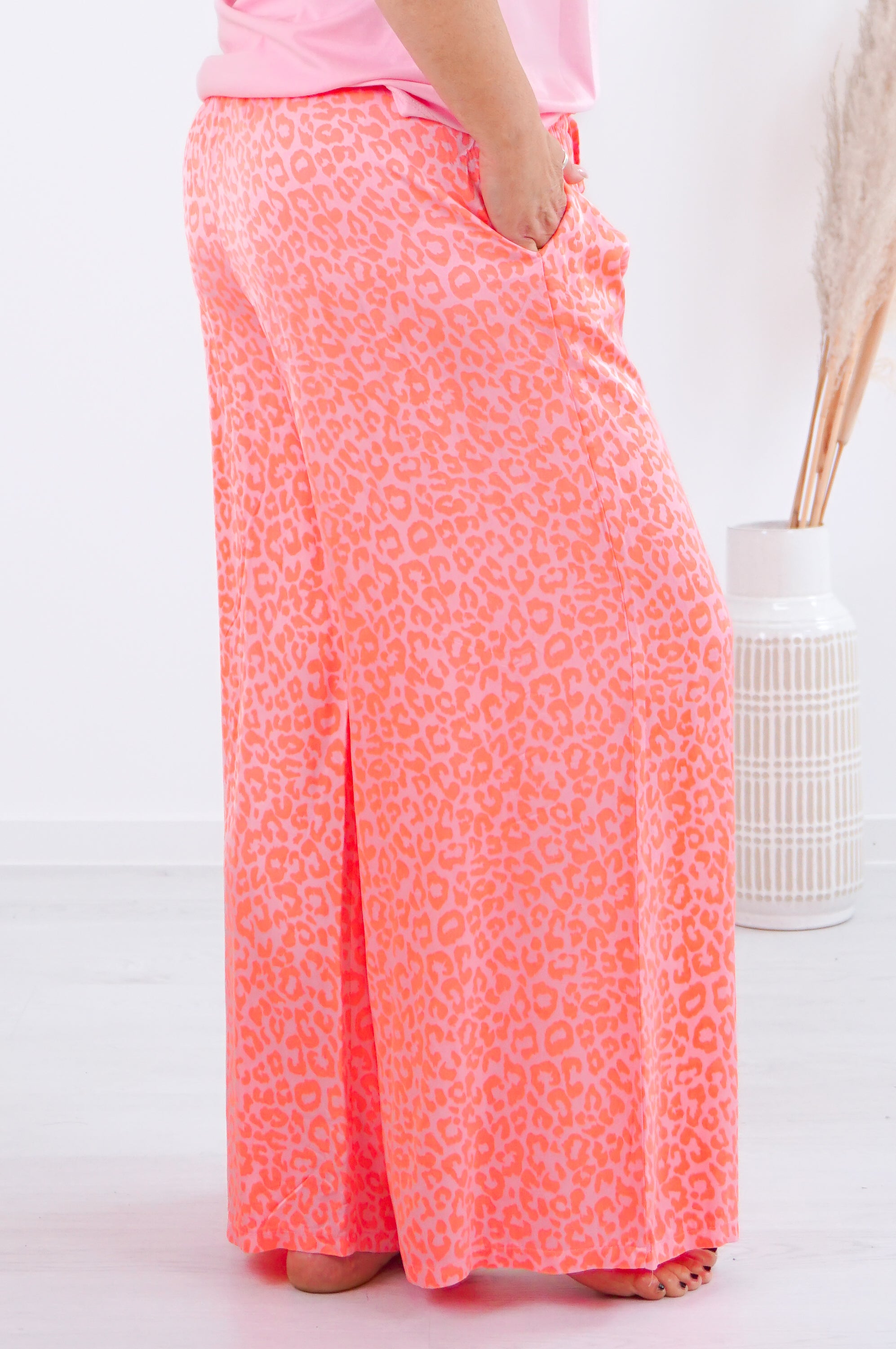 Leichte Sommerhose mit Seide und Leo Print, rosa/orange
