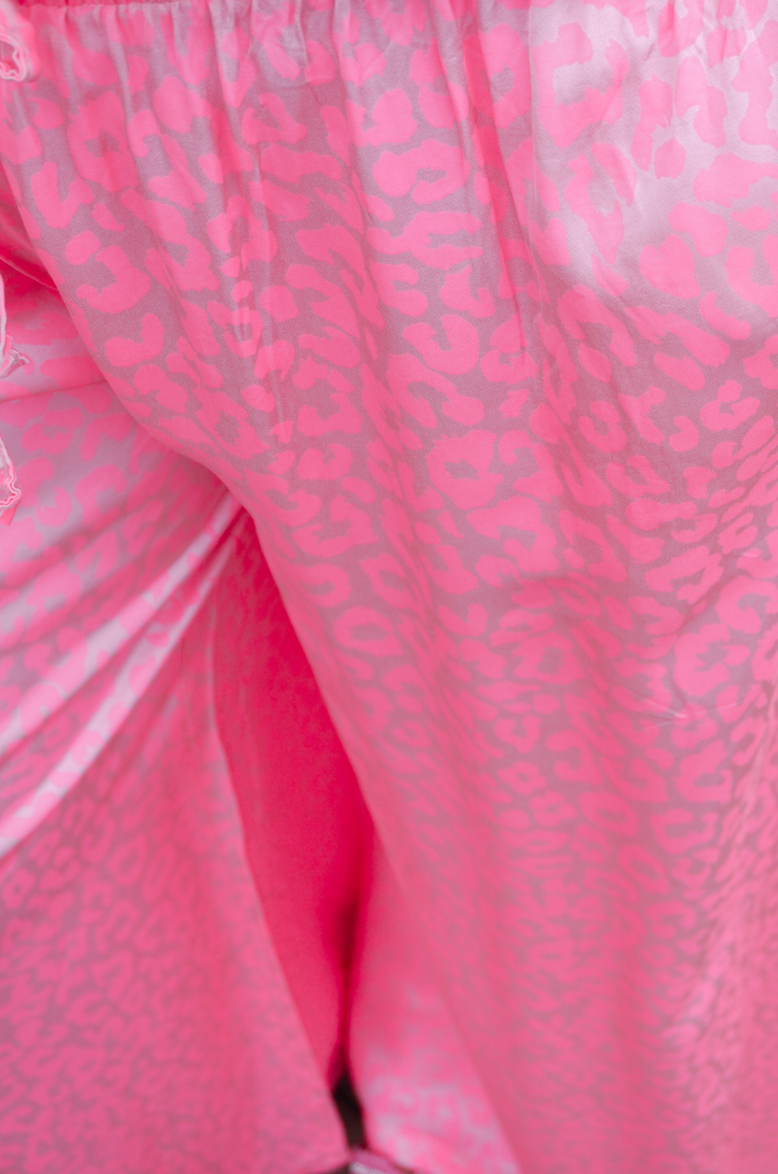 Leichte Sommerhose mit Seide und Leo Print, rosa/neonpink