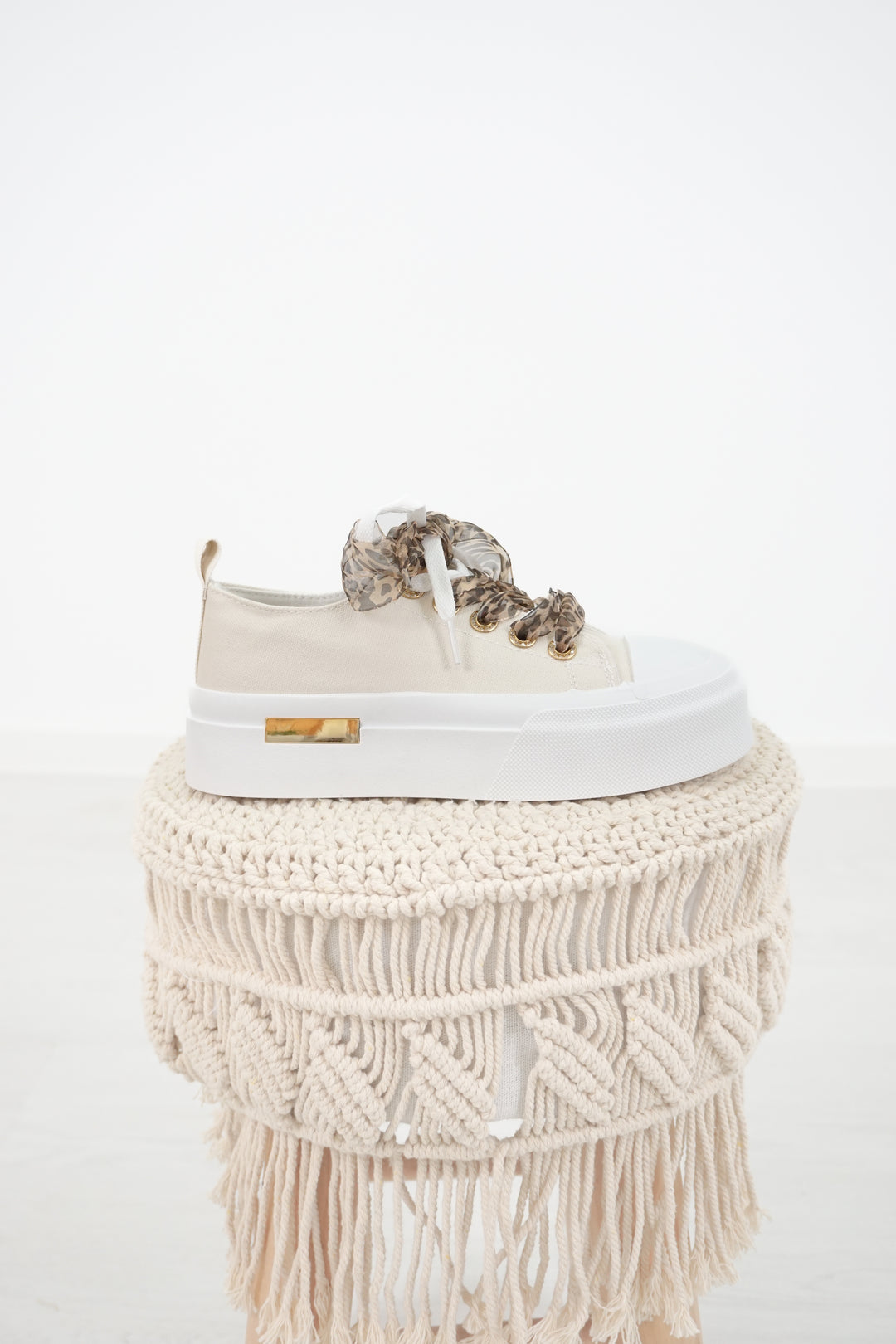 Sneaker mit Satin Schnürsenkeln, hellbeige