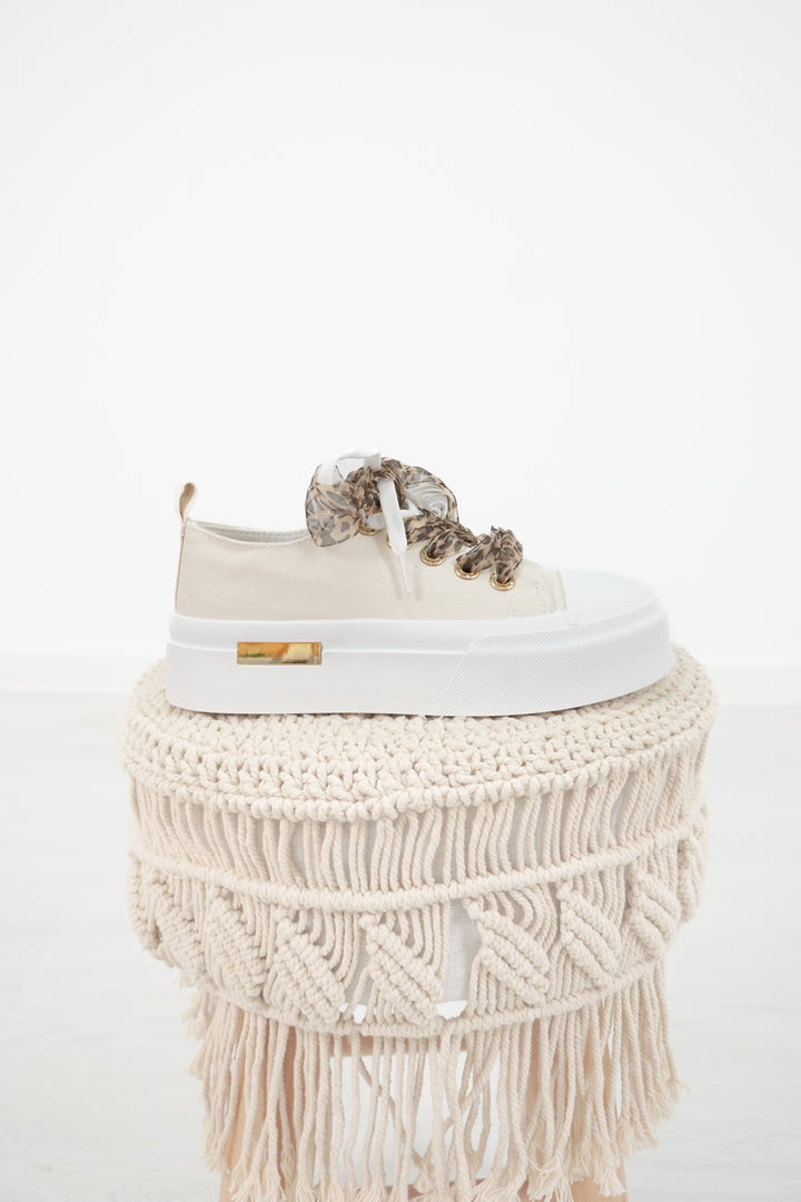 Sneaker mit Satin Schnürsenkeln, hellbeige