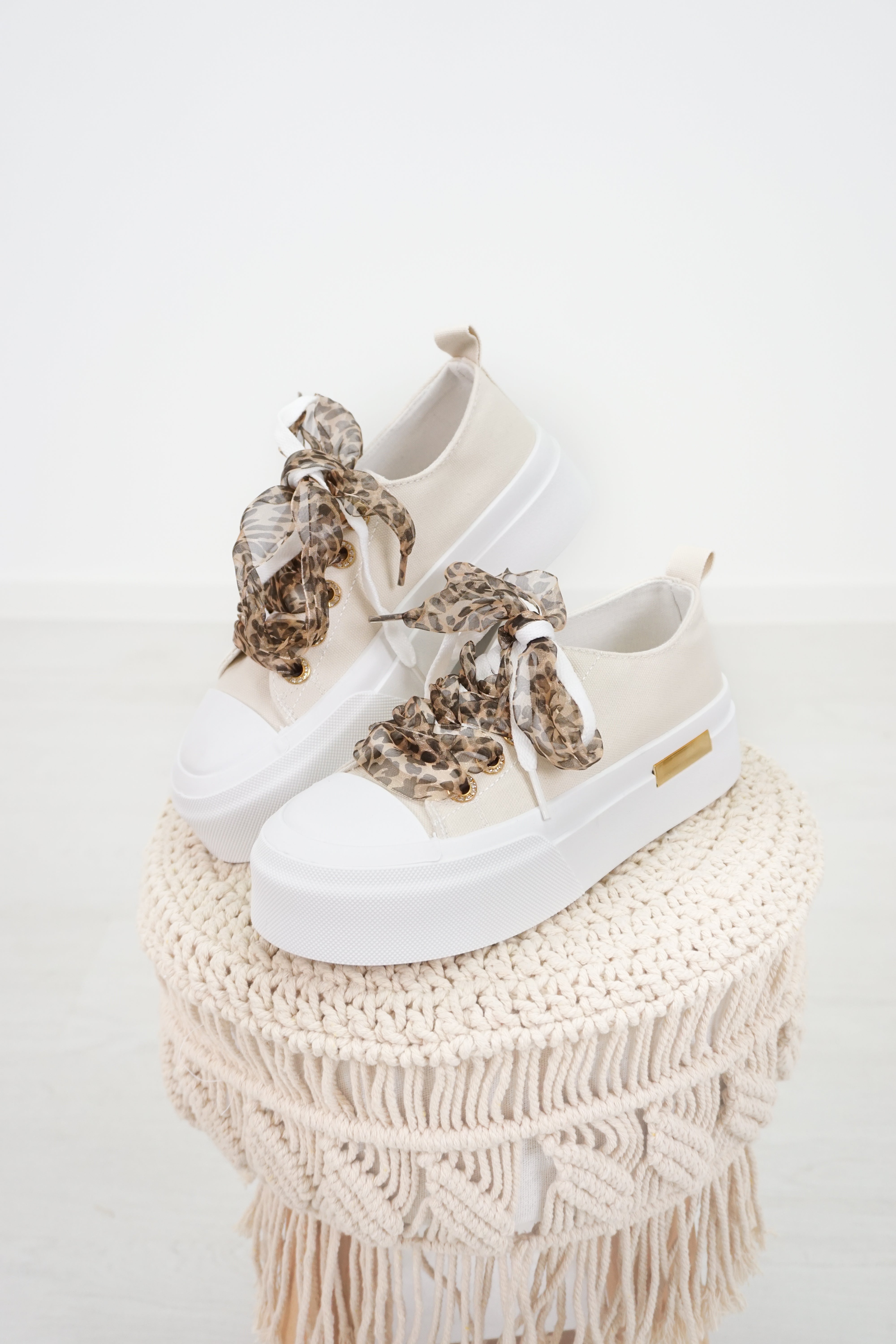 Sneaker mit Satin Schnürsenkeln, hellbeige