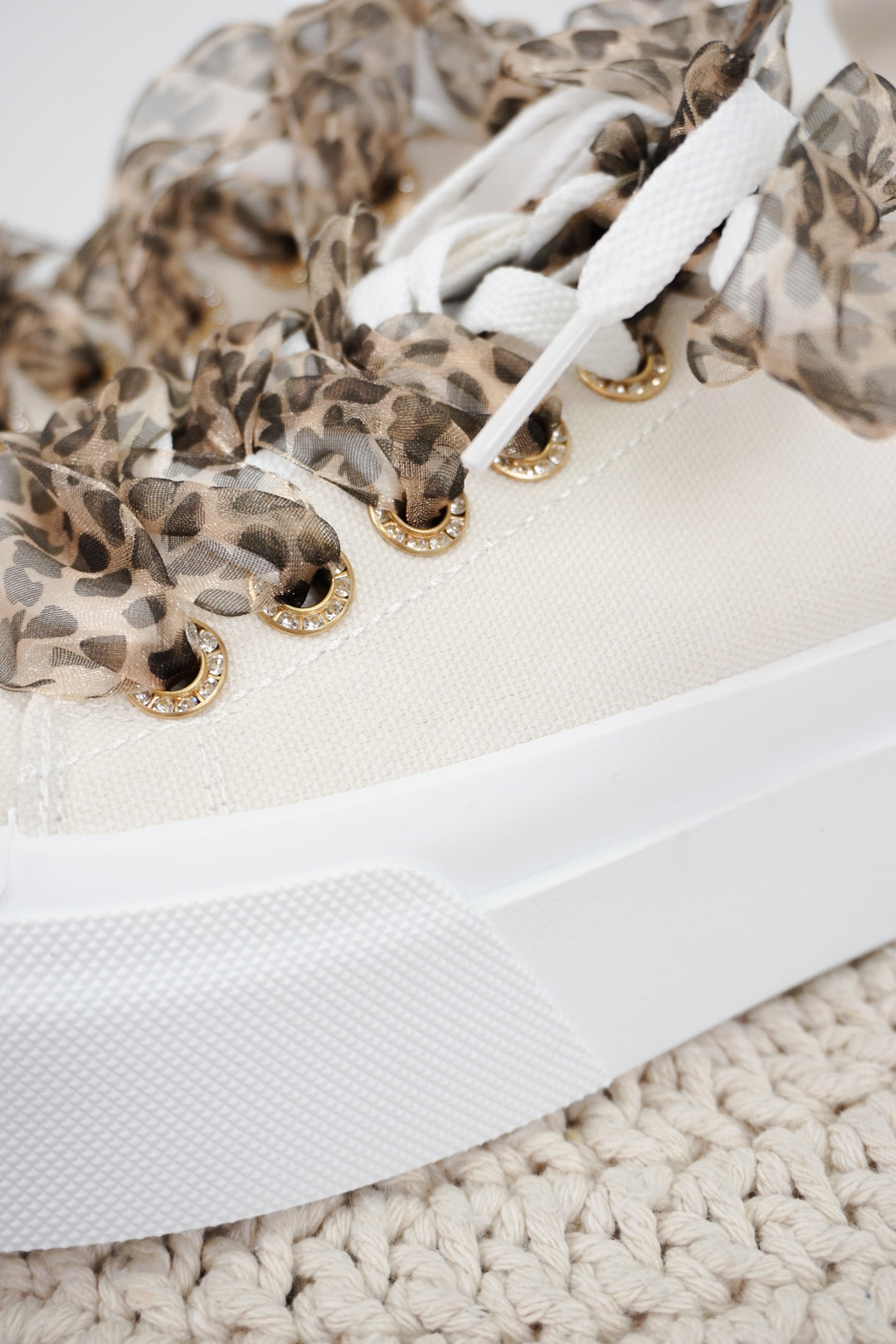 Sneaker mit Satin Schnürsenkeln, hellbeige