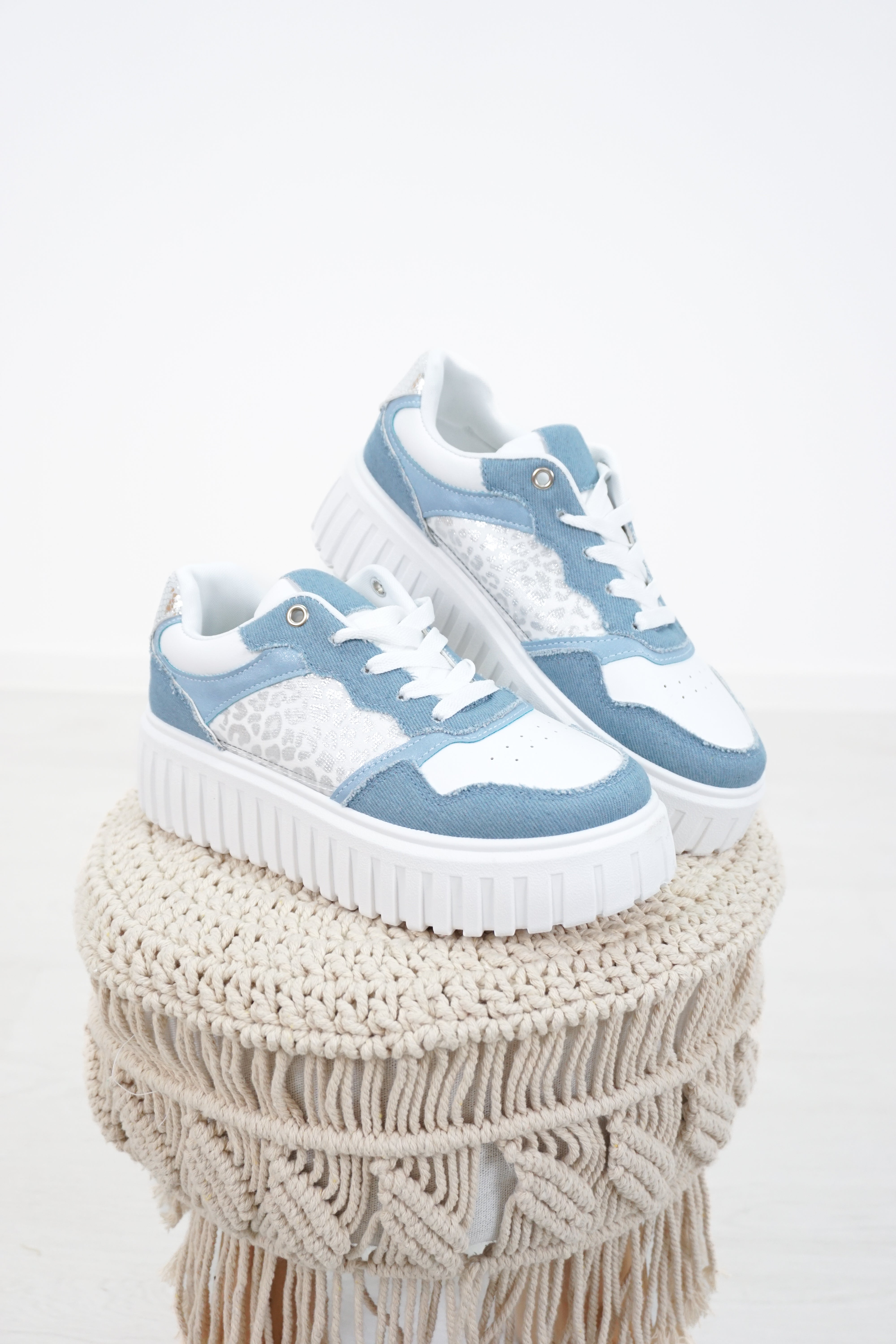 Sneaker "silver Leo", jeans