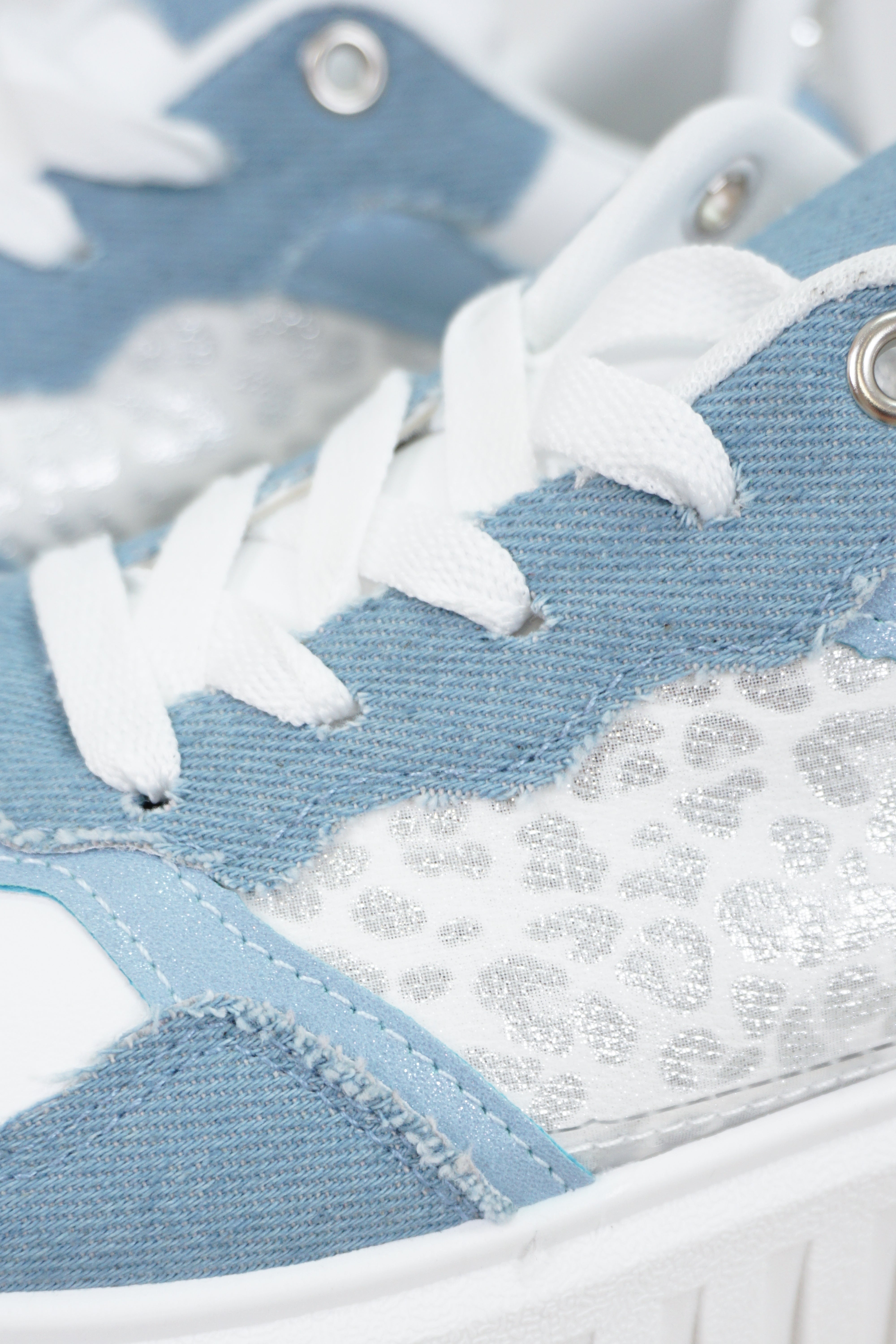 Sneaker "silver Leo", jeans