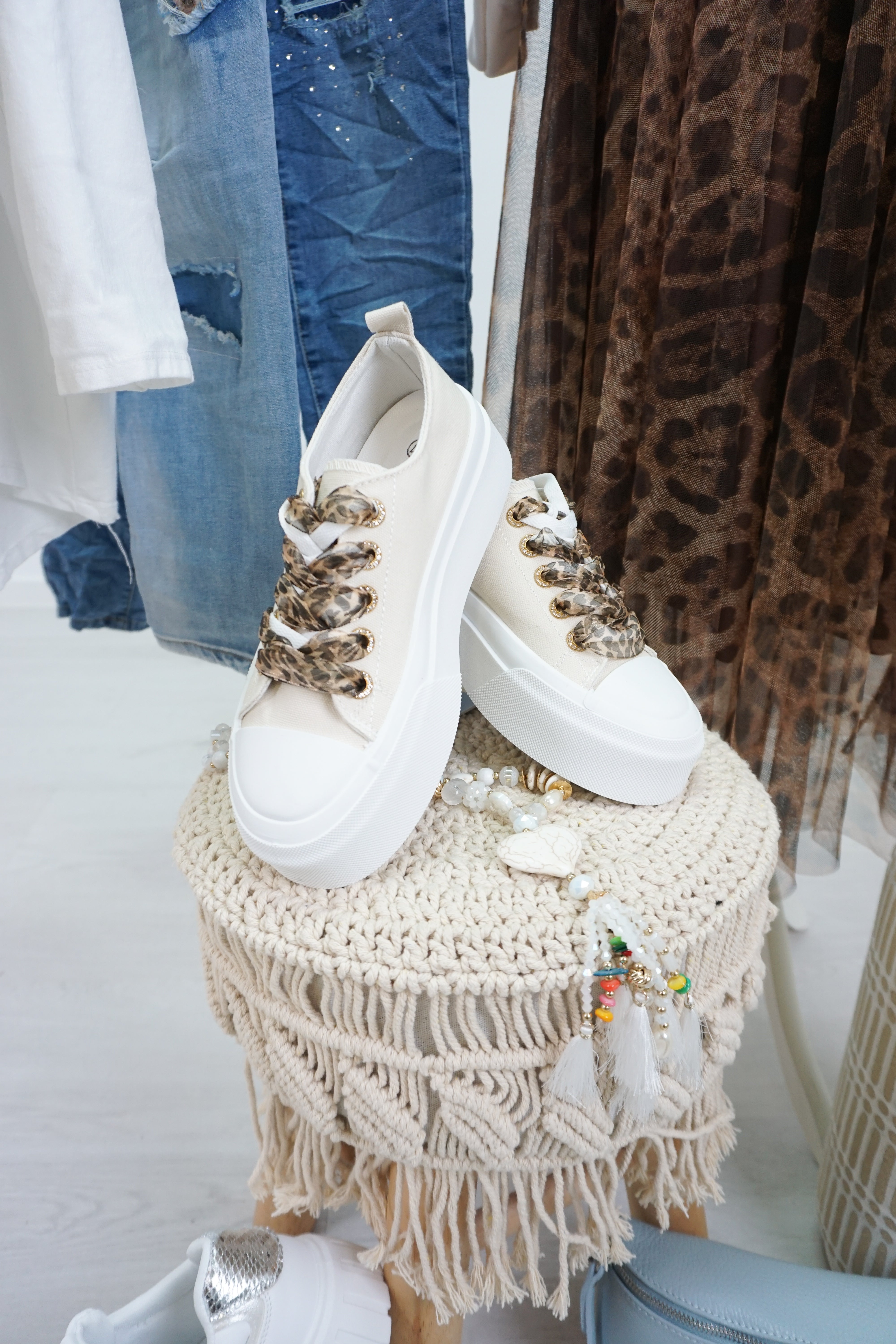 Sneaker mit Satin Schnürsenkeln, hellbeige