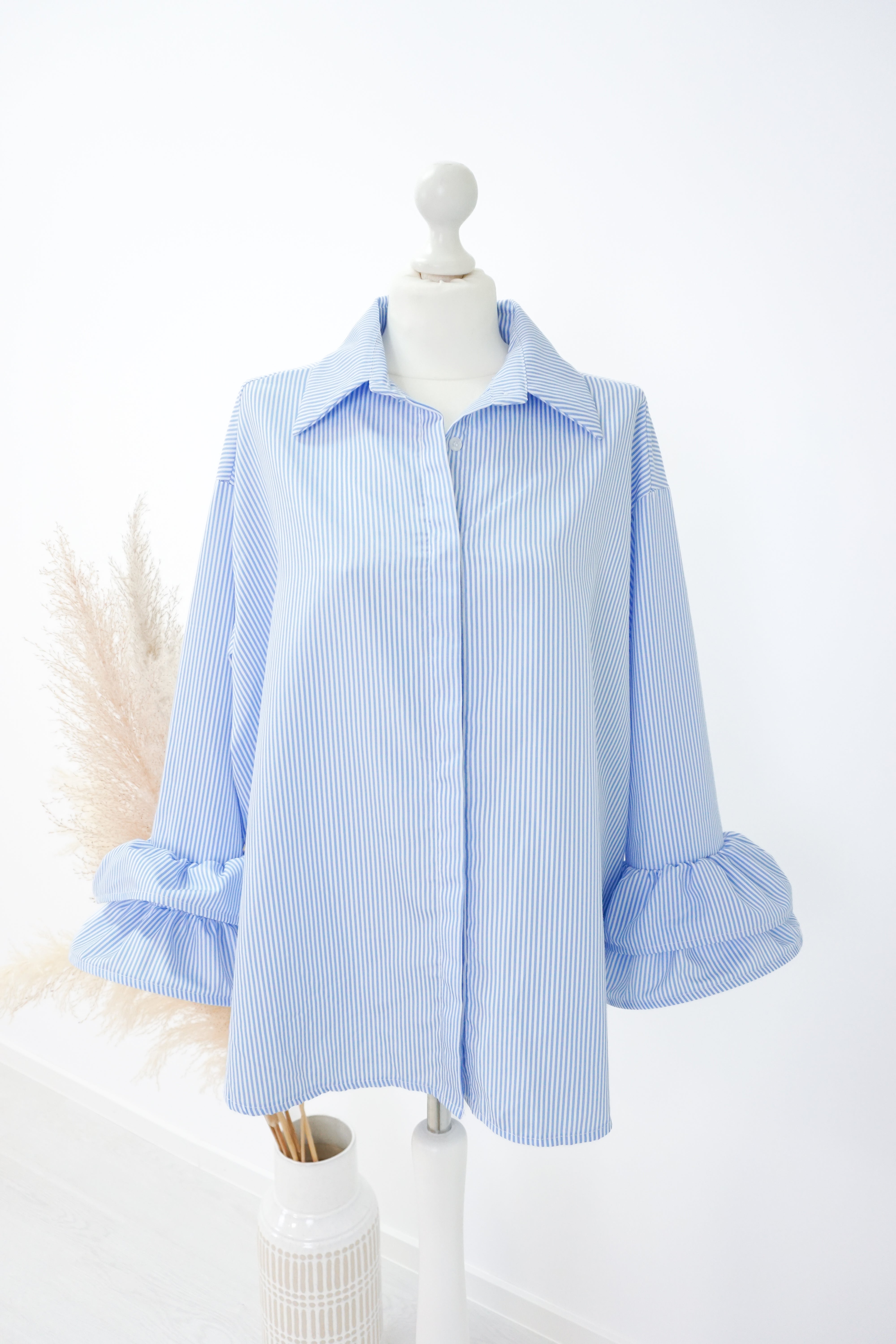 Gestreifte Bluse mit Volant Ärmeln, blau