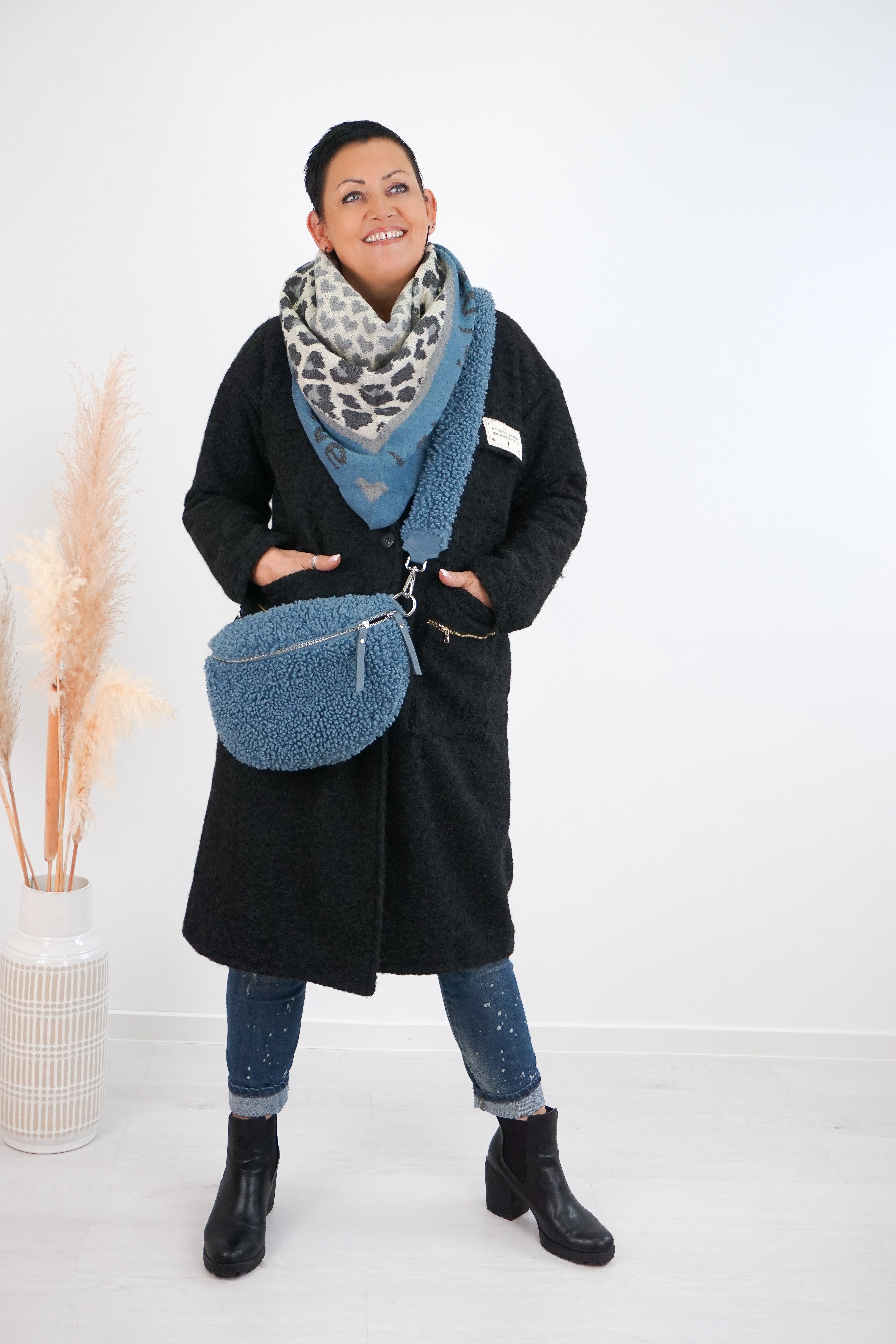 Dreiecksschal "Love is Love", jeansblau/grau