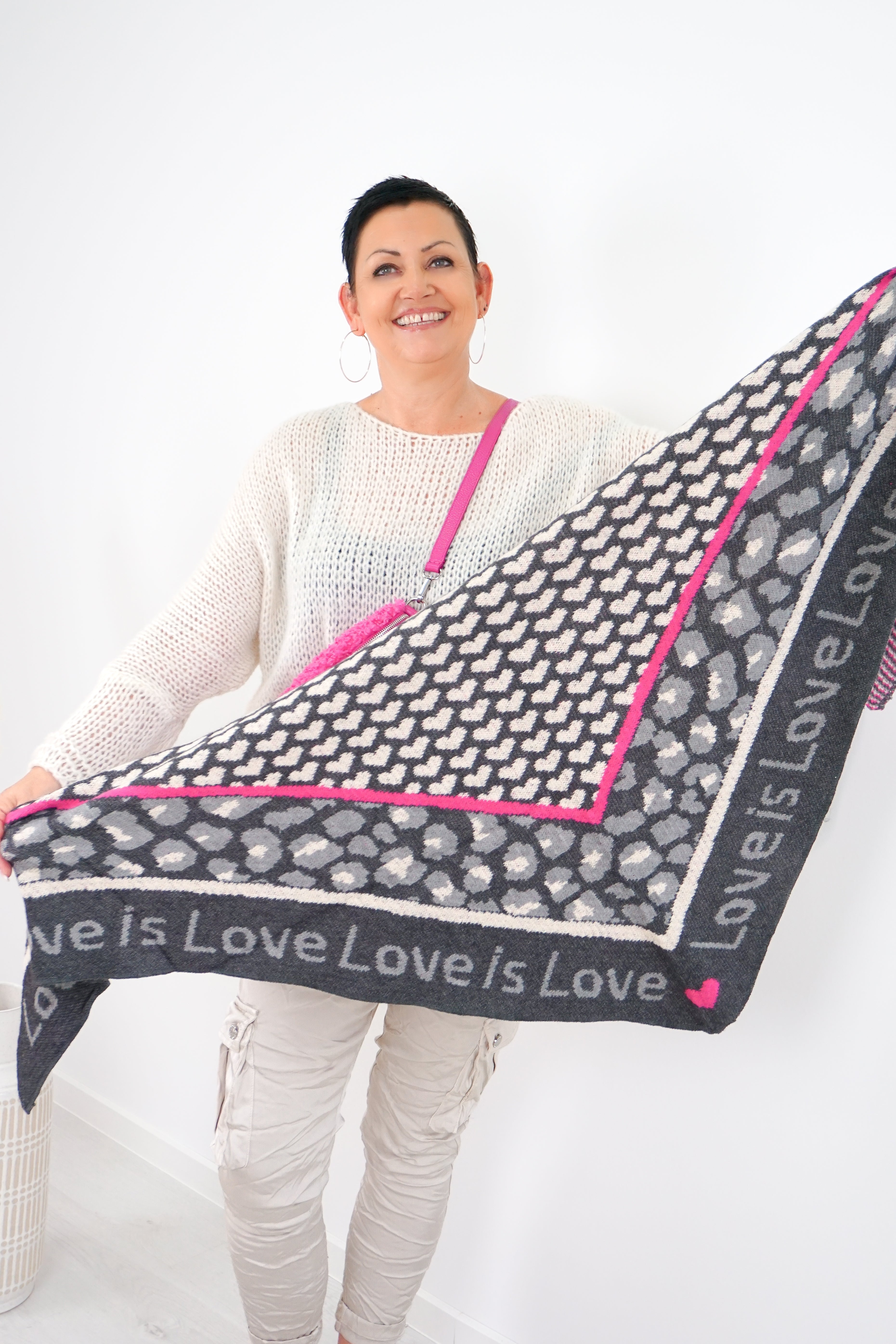 Dreiecksschal "Love is Love", grau