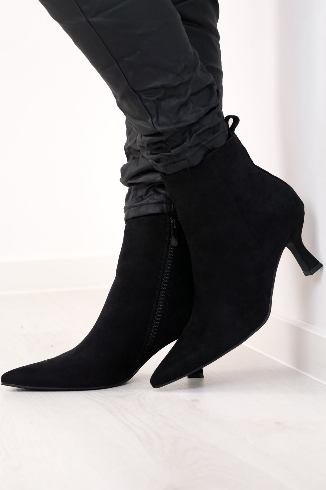Spitze Stiefelette in Wildlederoptik mit Absatz, schwarz