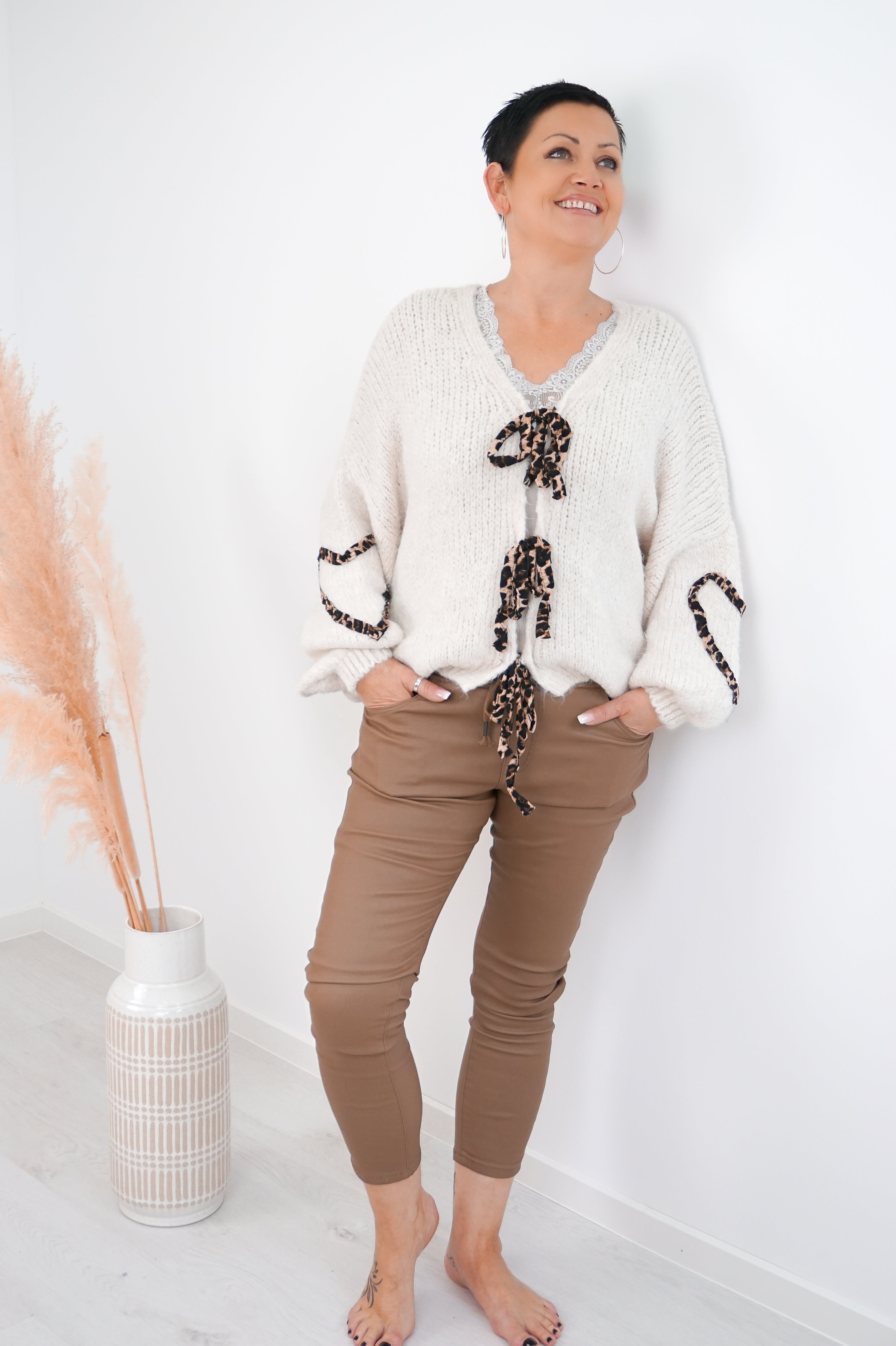 Kurze Strickjacke mit Leo Schleifen, beige