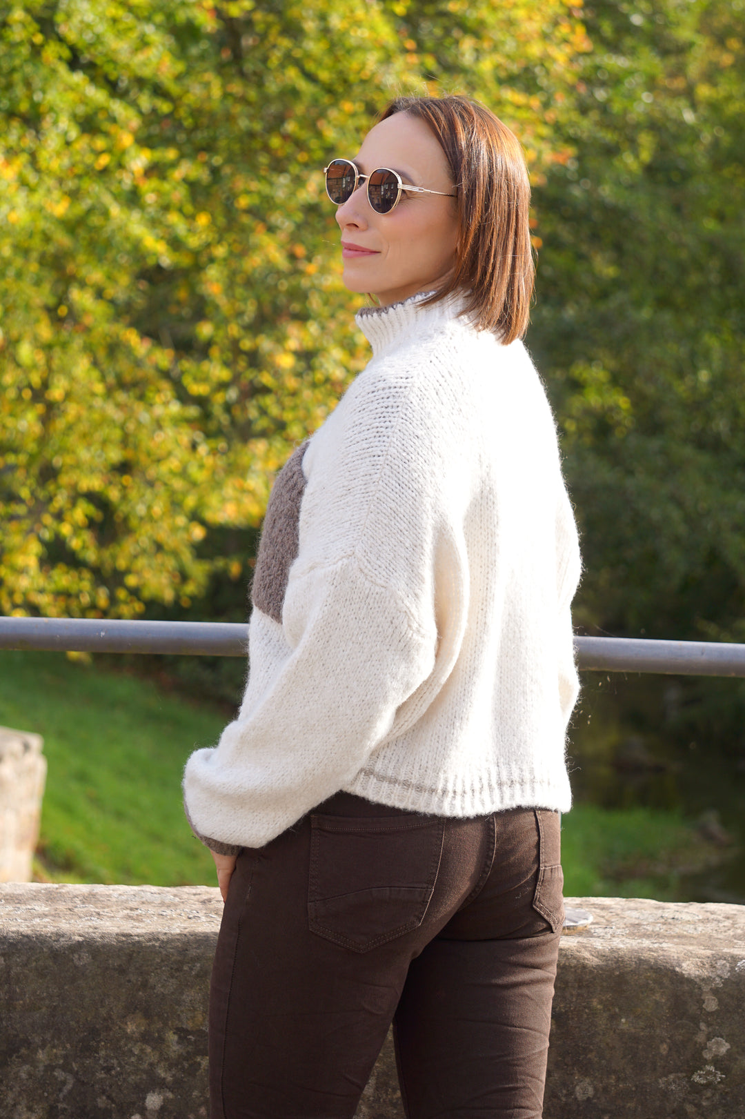 Strickjacke mit Kontrasttaschen, hellbeige
