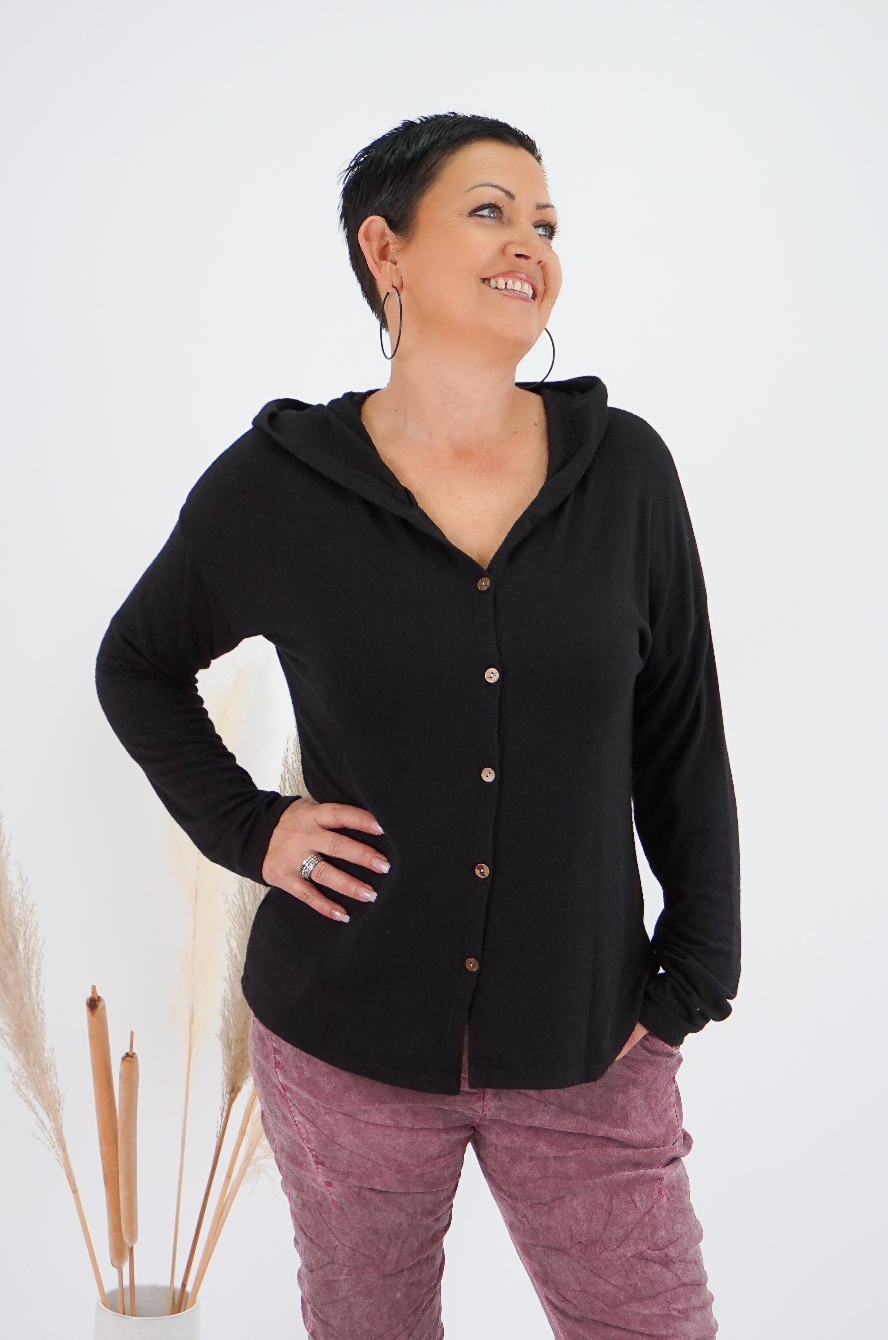 Kurze Feinstrickjacke „classy“, schwarz