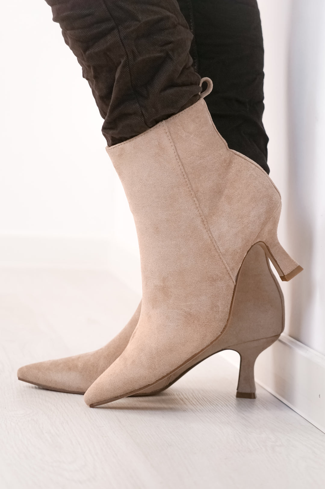 Spitze Stiefelette in Wildlederoptik mit Absatz, beige