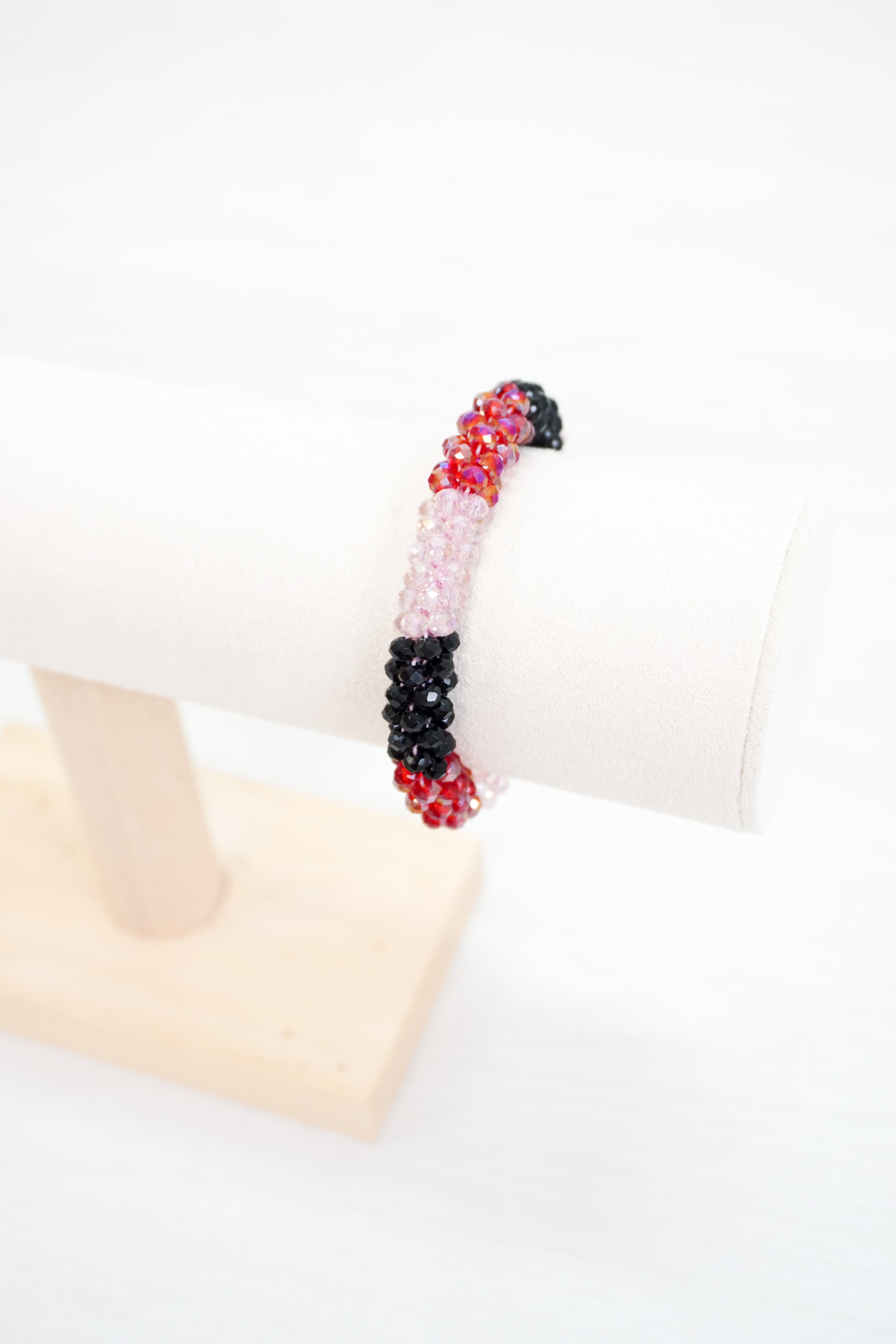 Perlenarmband, schwarz/rot/rosa