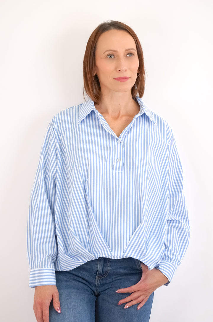 Bluse mit Ballonsaum vorne, blau/weiß gestreift