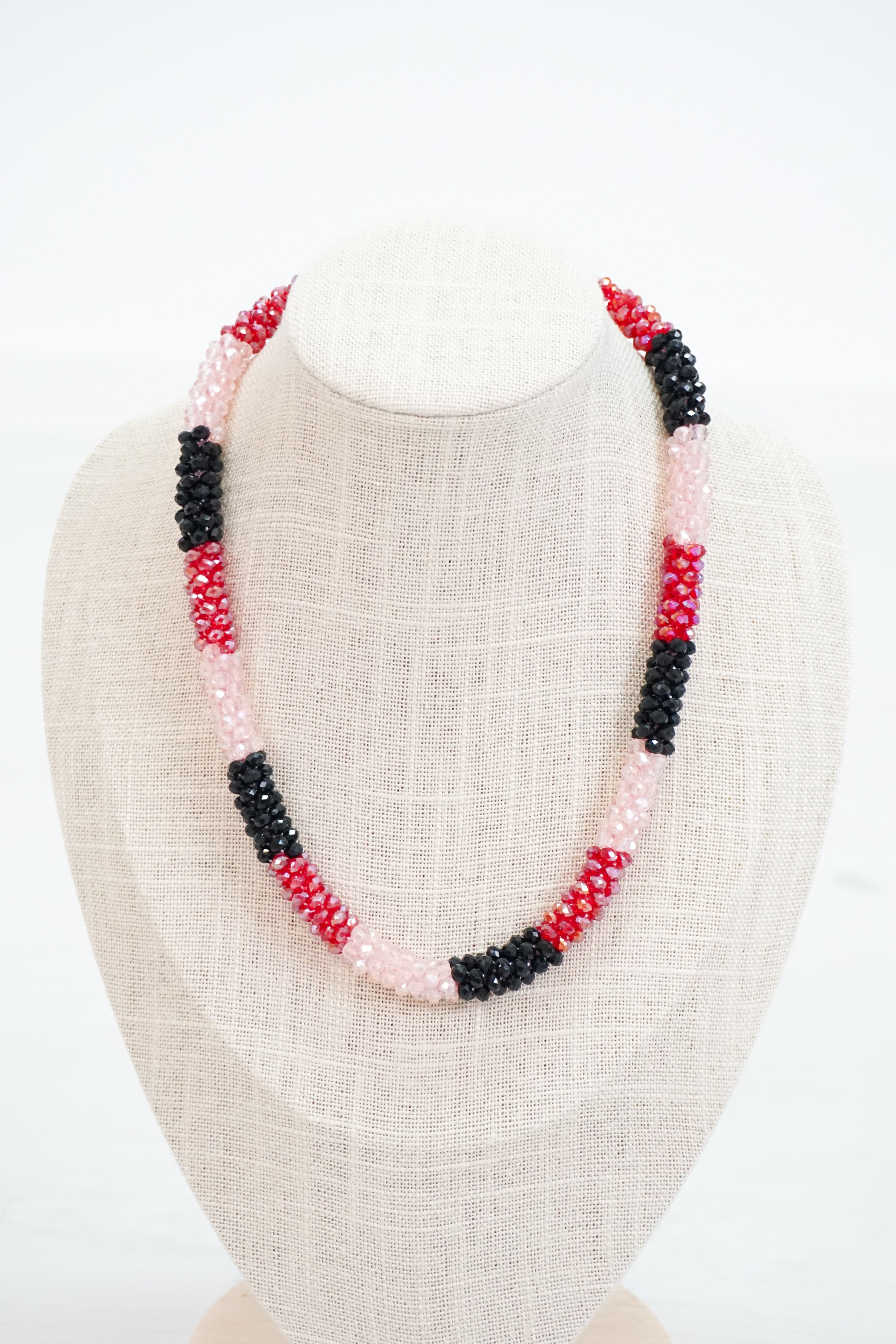 Perlenkette, schwarz/rot/rosa
