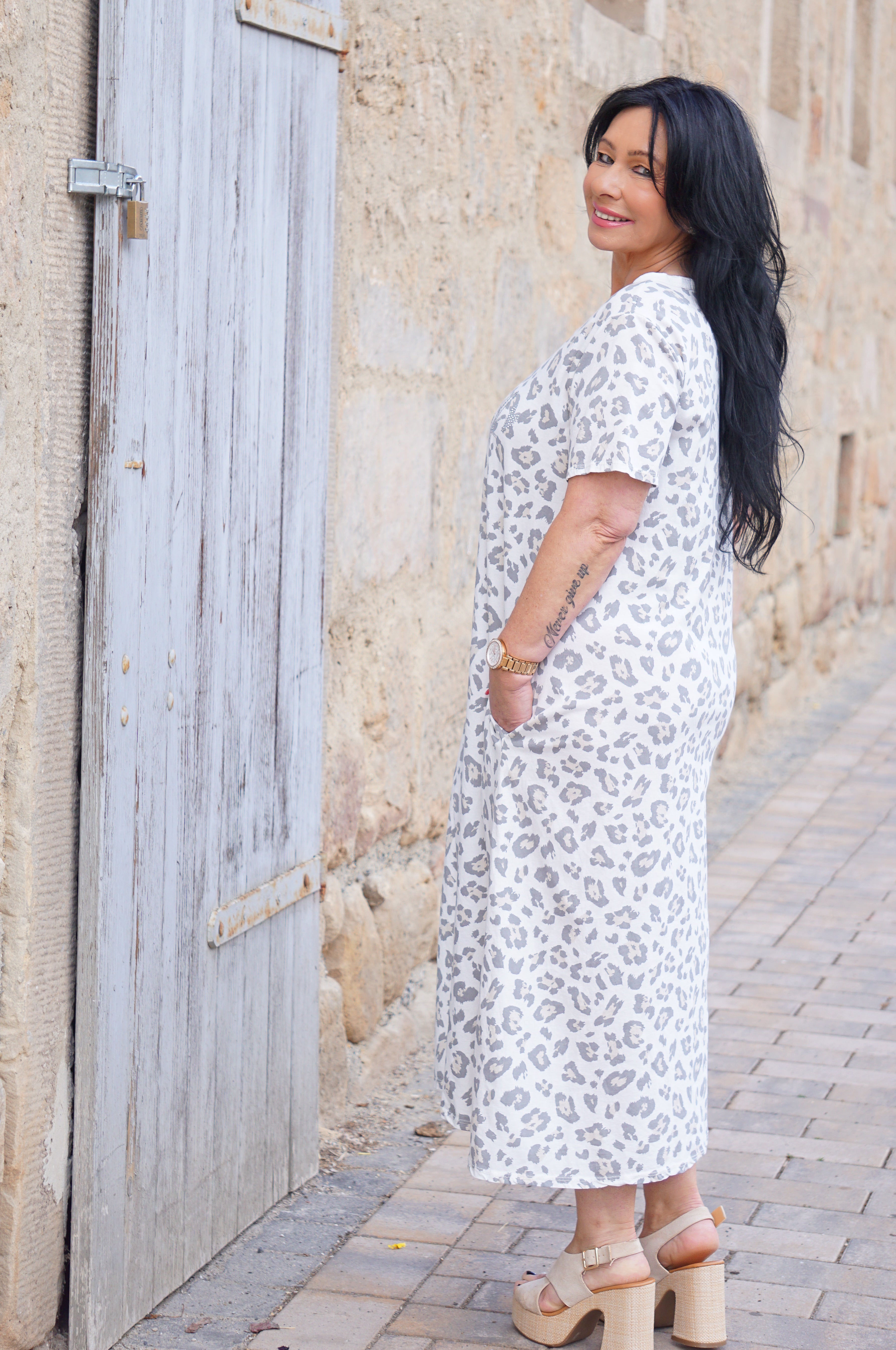 T-Shirt Kleid “overthink“ mit Leo Print, Off white
