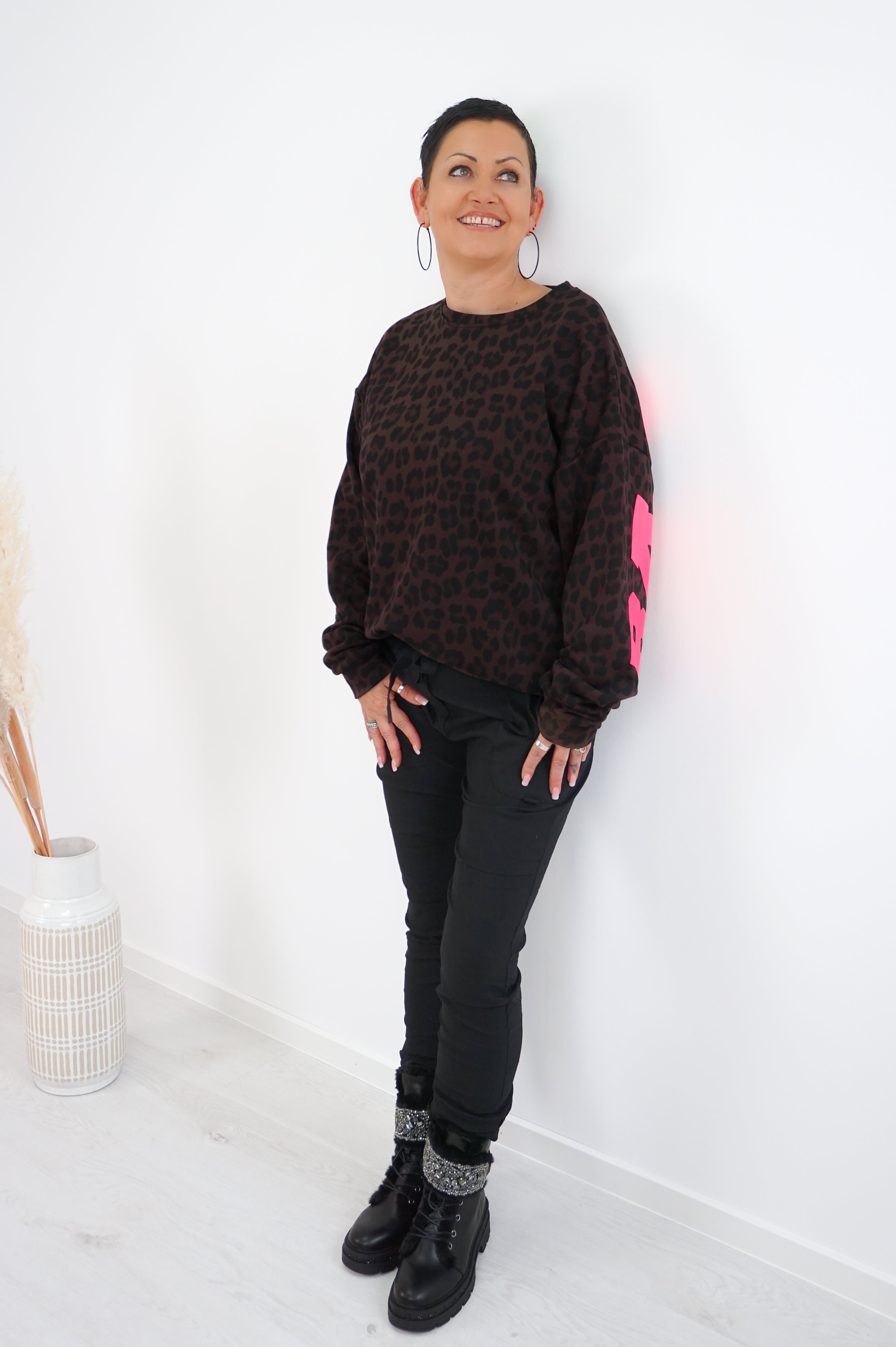 Sweatshirt "Leo BALANCE", schokobraun/neonpink