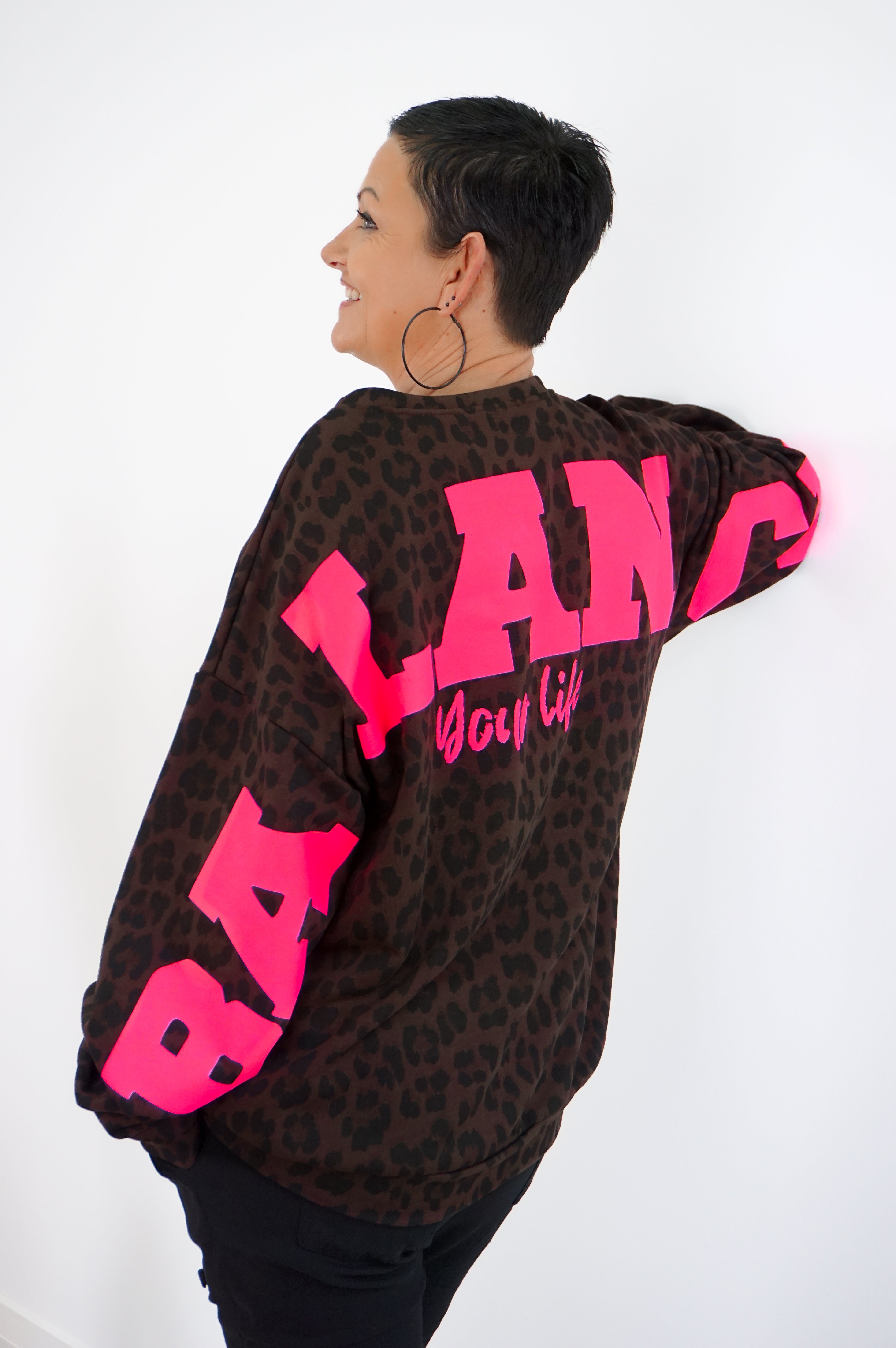 Sweatshirt "Leo BALANCE", schokobraun/neonpink