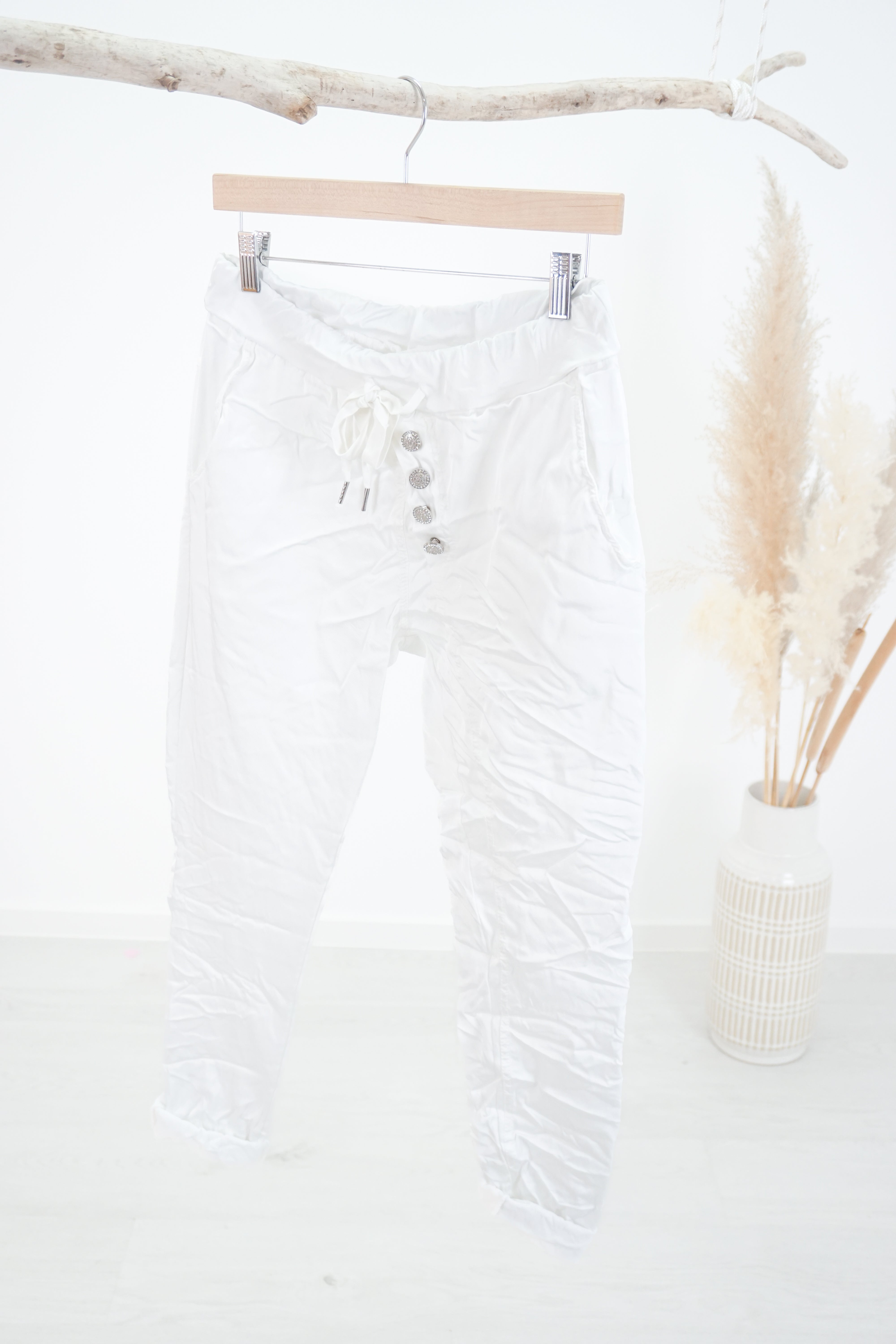 Jogpant im Satin Look mit Zierknöpfen, weiß