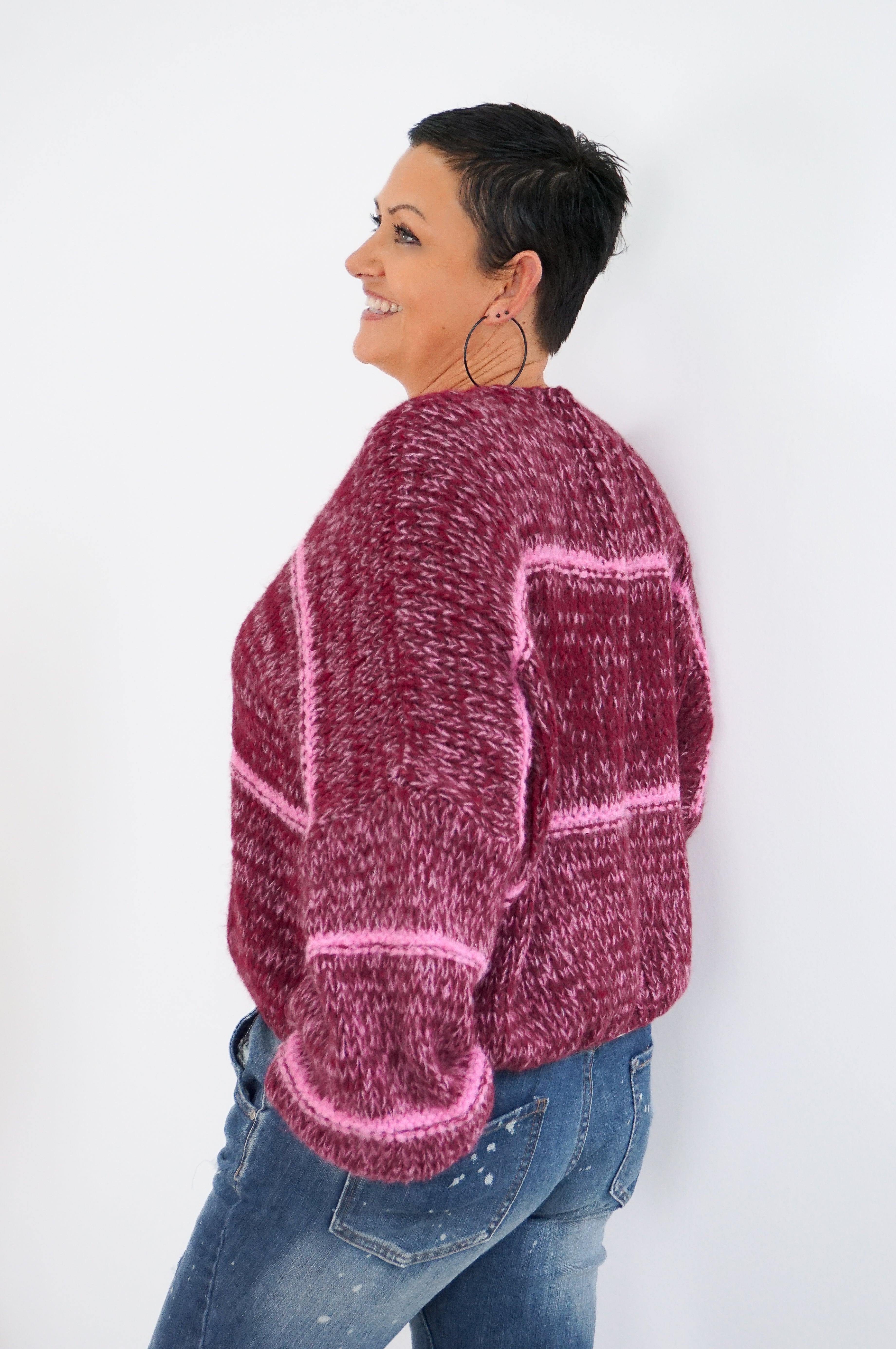 Kurze Strickjacke mit Kontraststreifen, bordeaux/candy pink