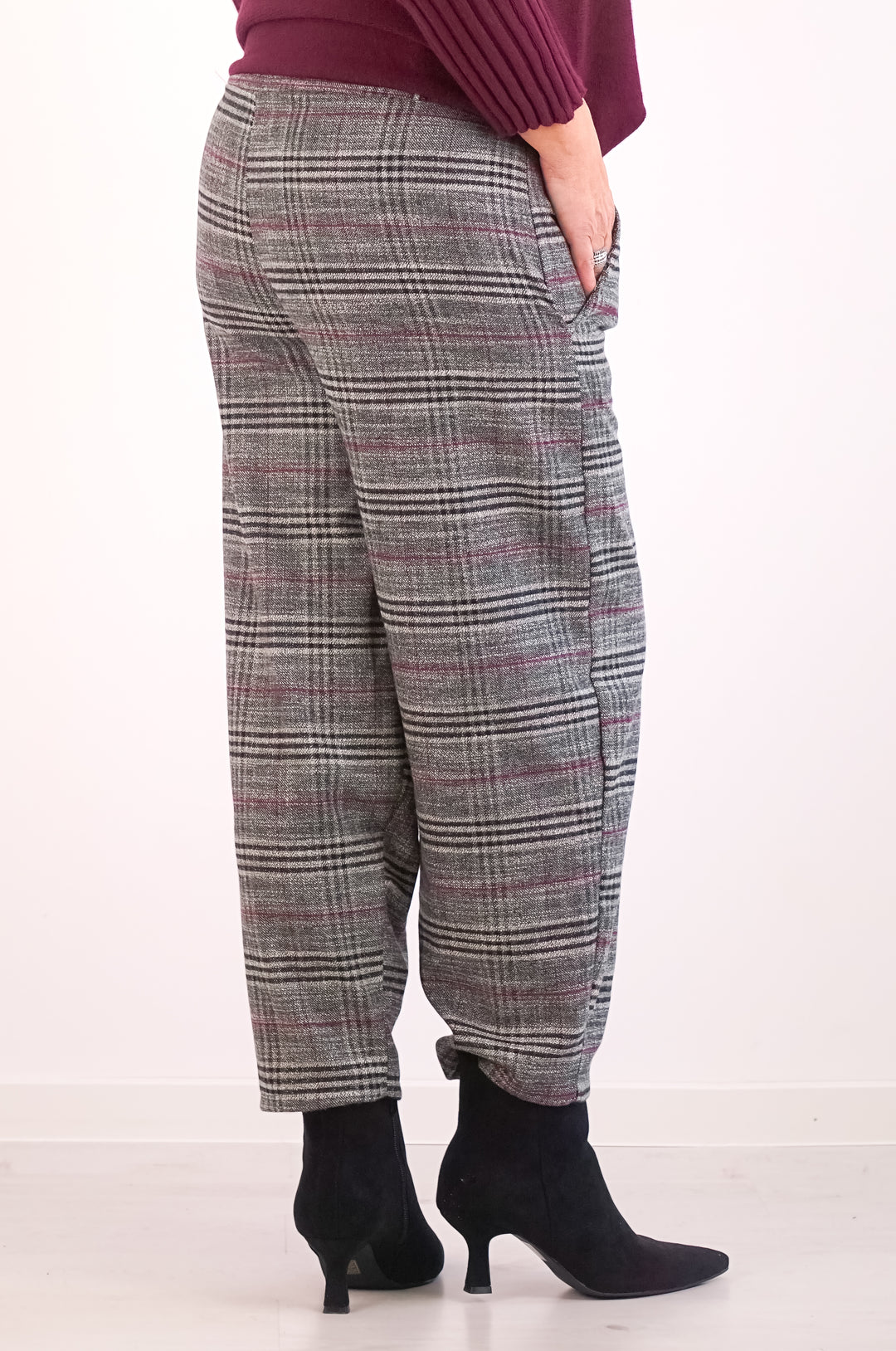 Karierte Hose mit Barrel Schnitt