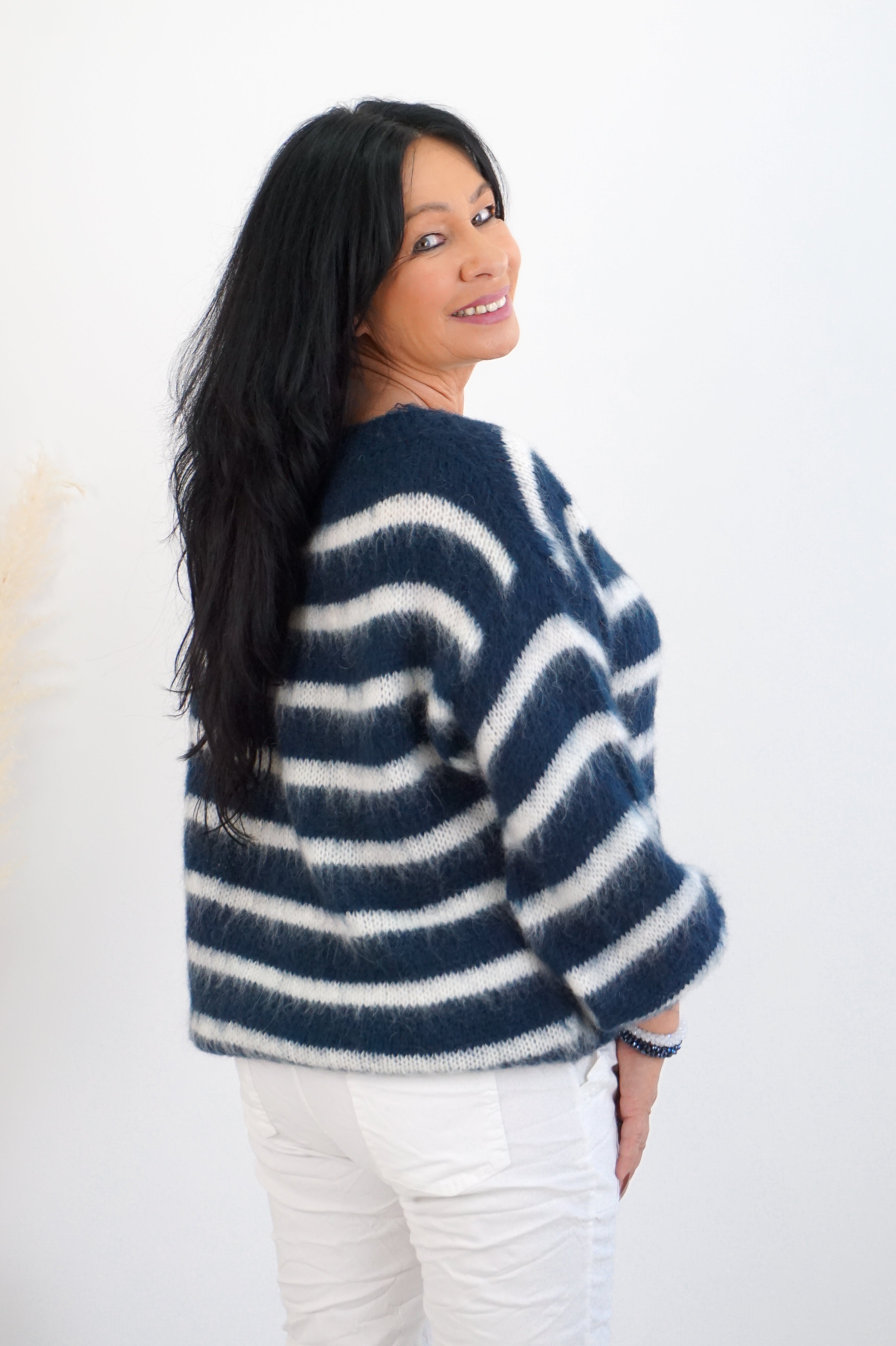 Kuscheliger Strickpulli mit Streifen, dunkelblau/off white