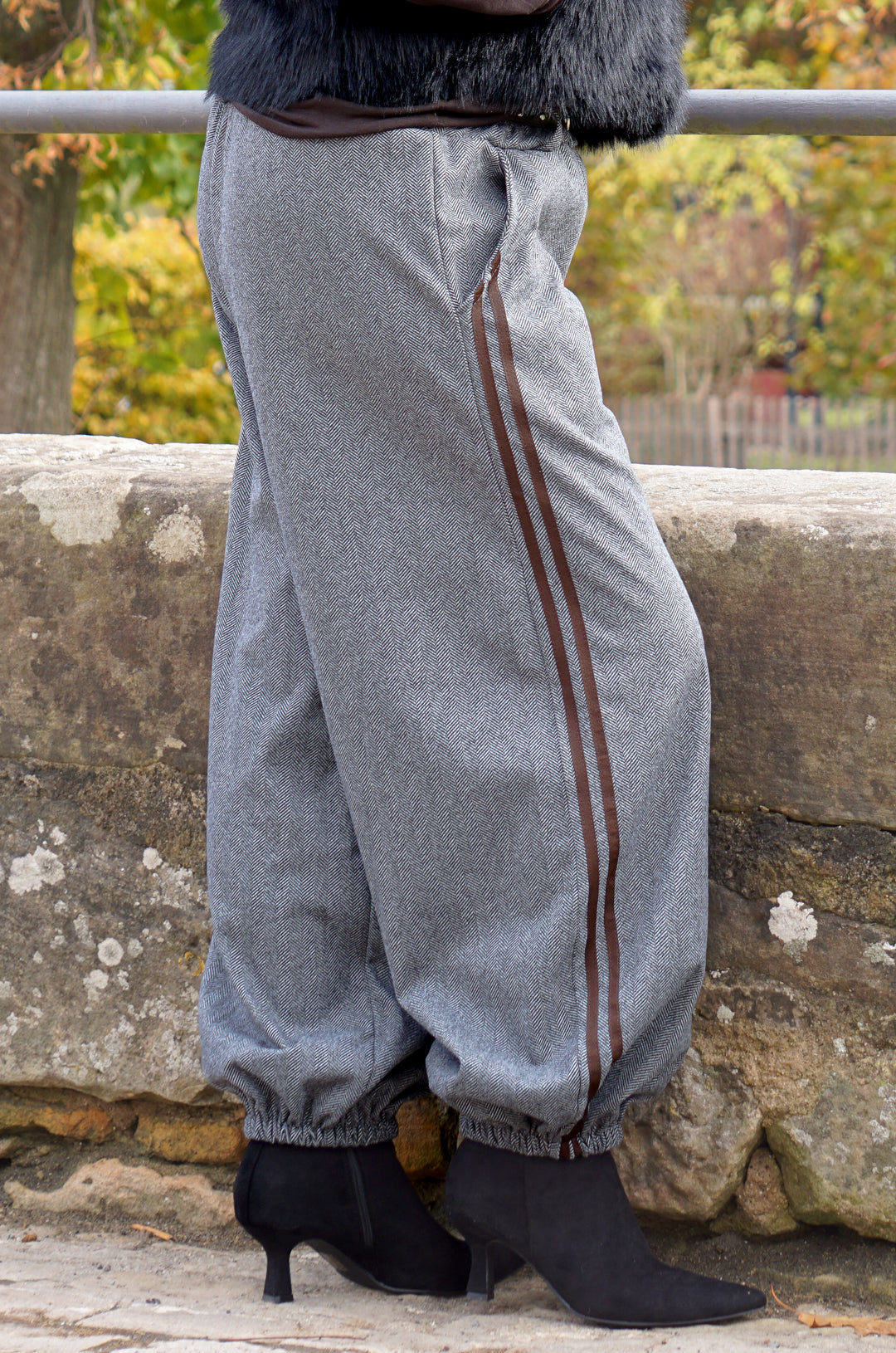 Weiche Stoffhose mit Muster, schwarz