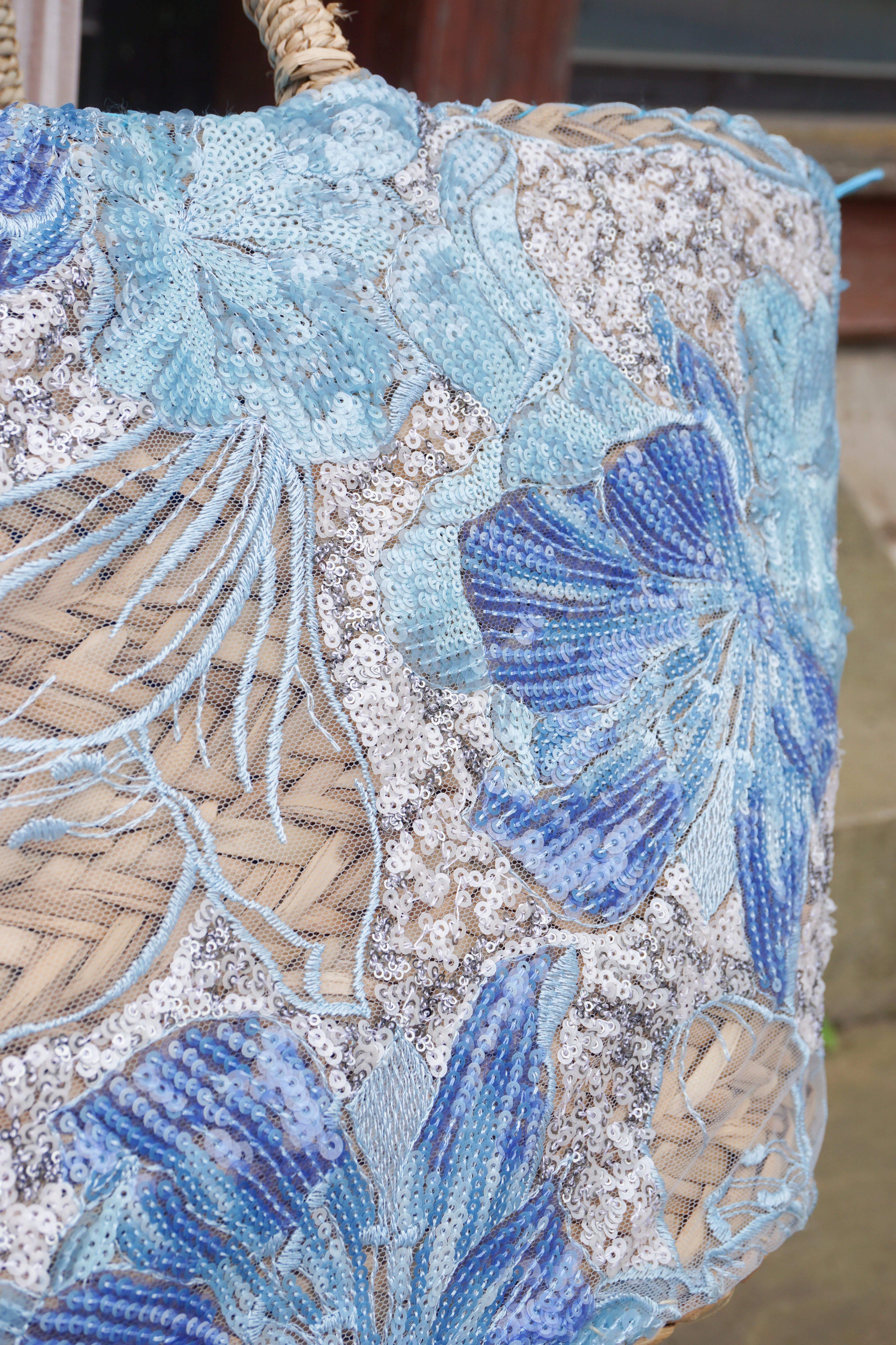 Verspielte Korbtasche "Flowers", hellblau