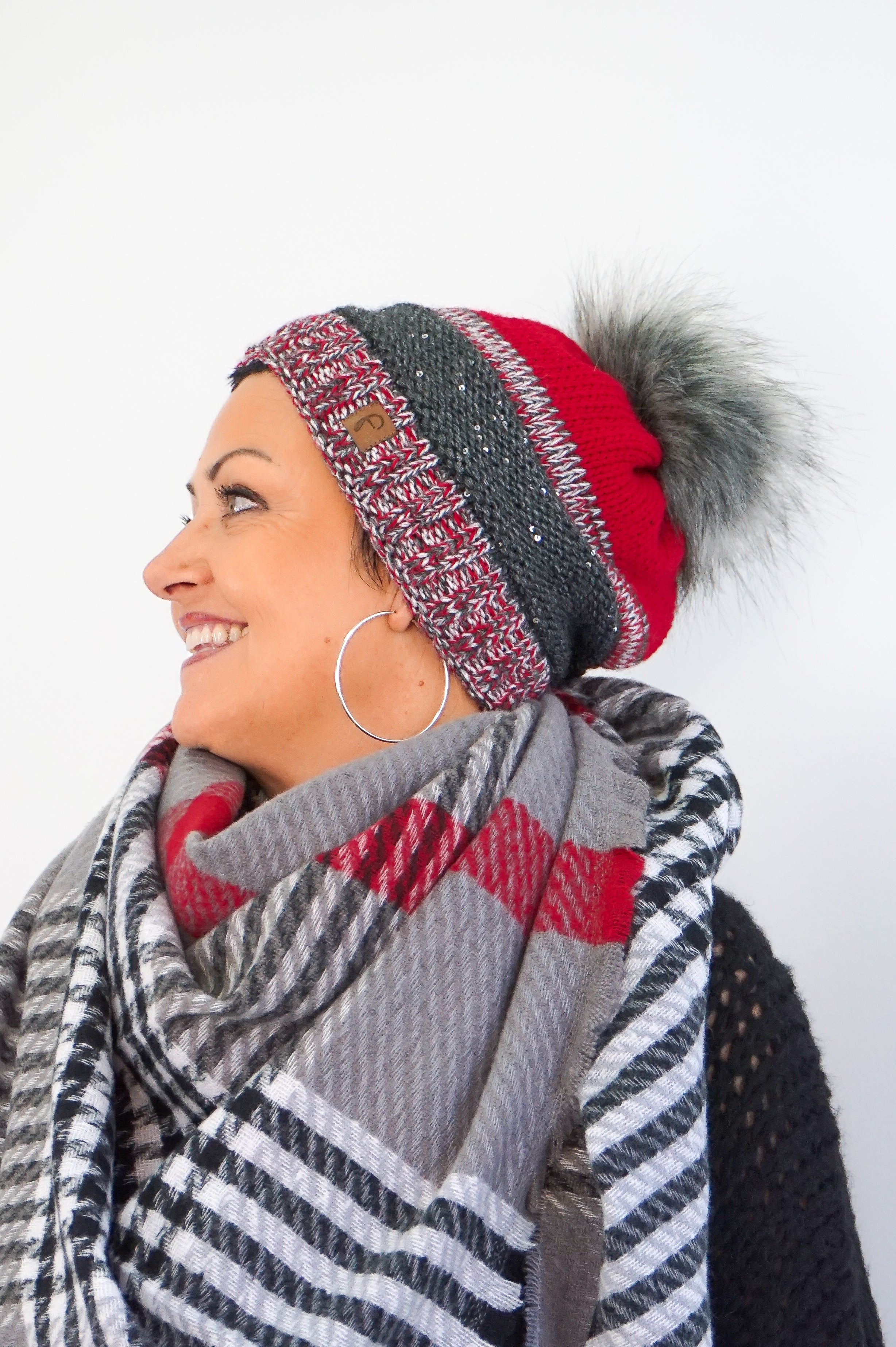 Bommelmütze mit Pailletten Details, Rot/Grau/Anthrazit