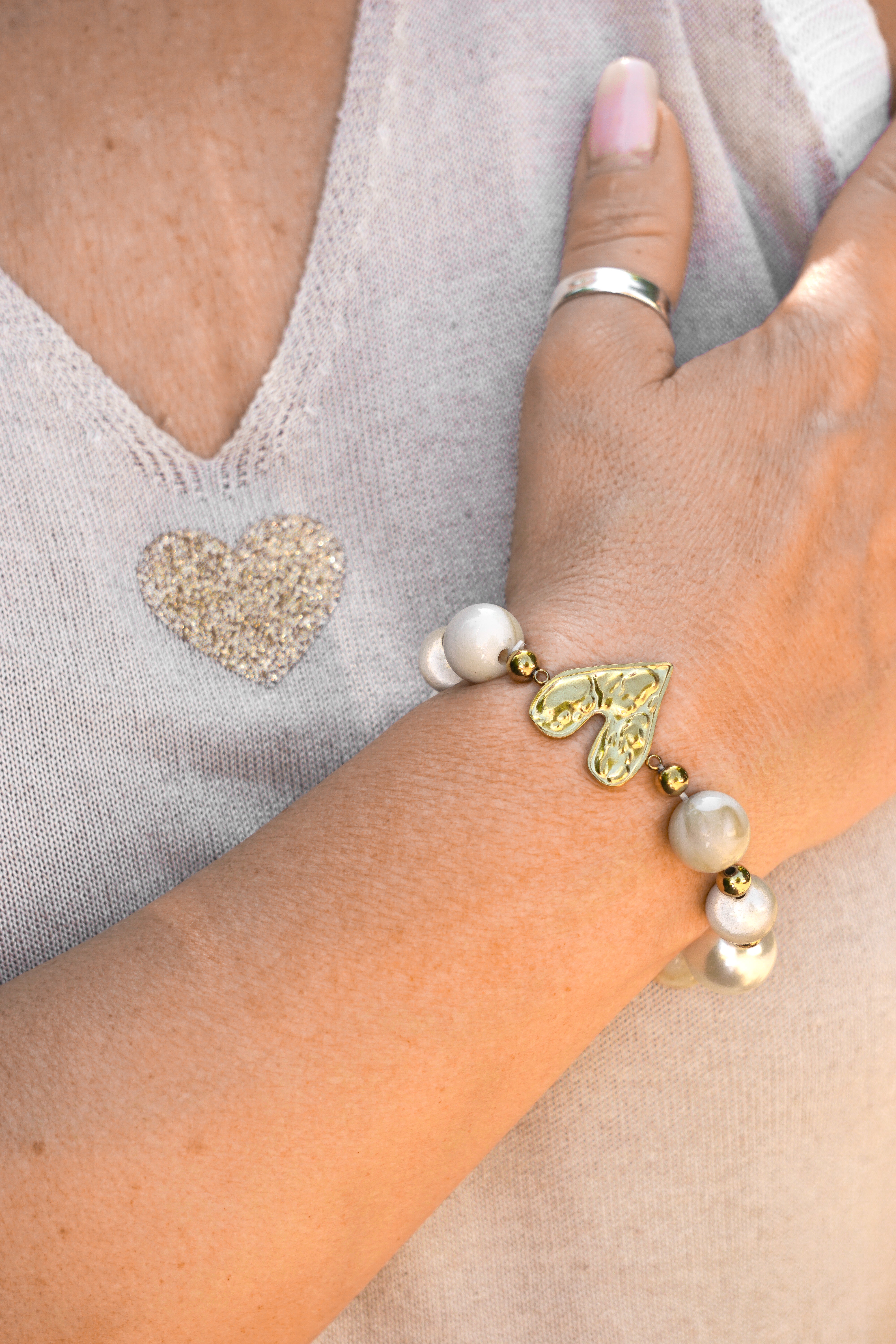 Perlenarmband mit unterschiedlichen Perlen und goldenen Herz