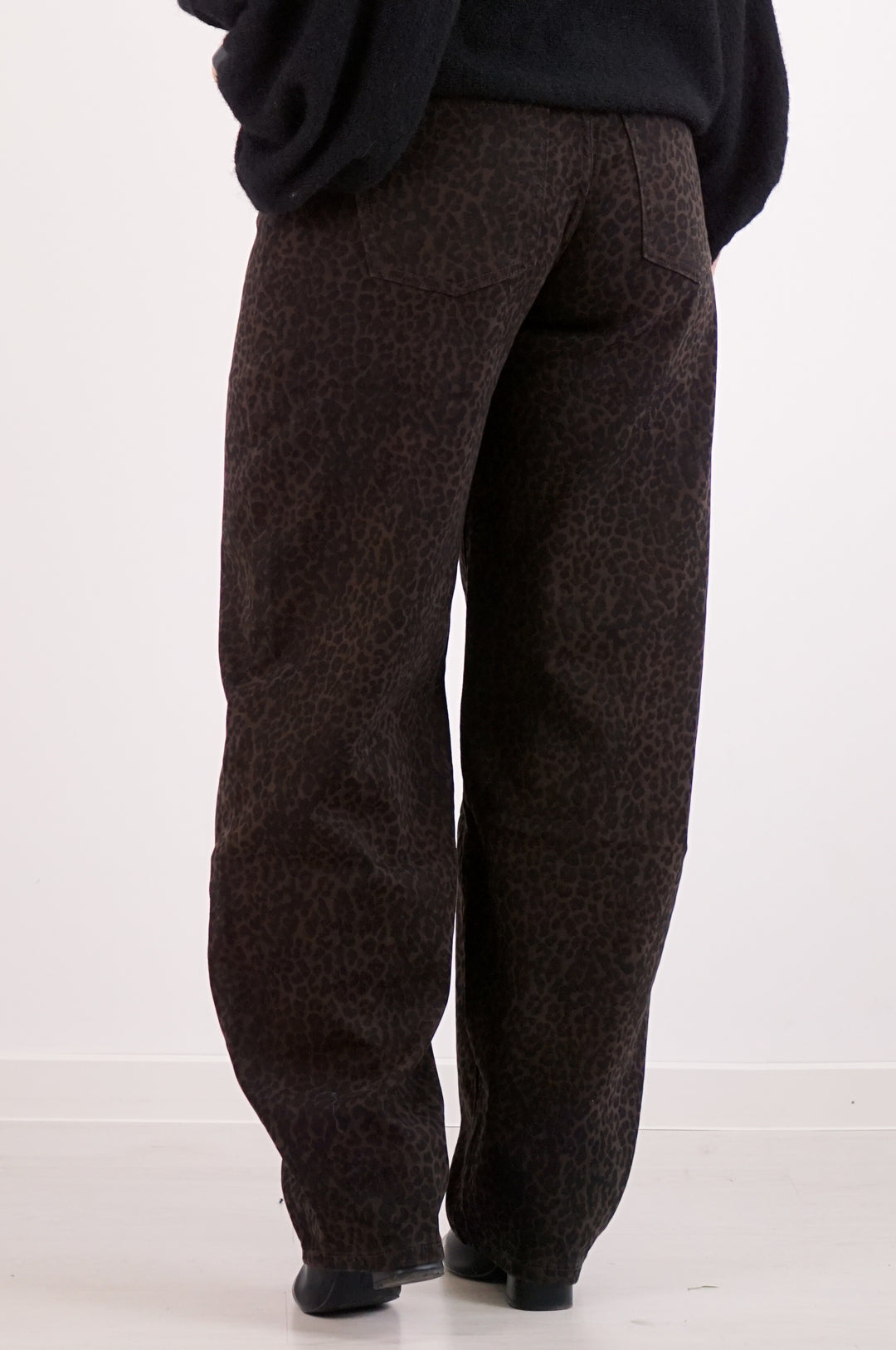 Barrel Jeans mit Leo Print