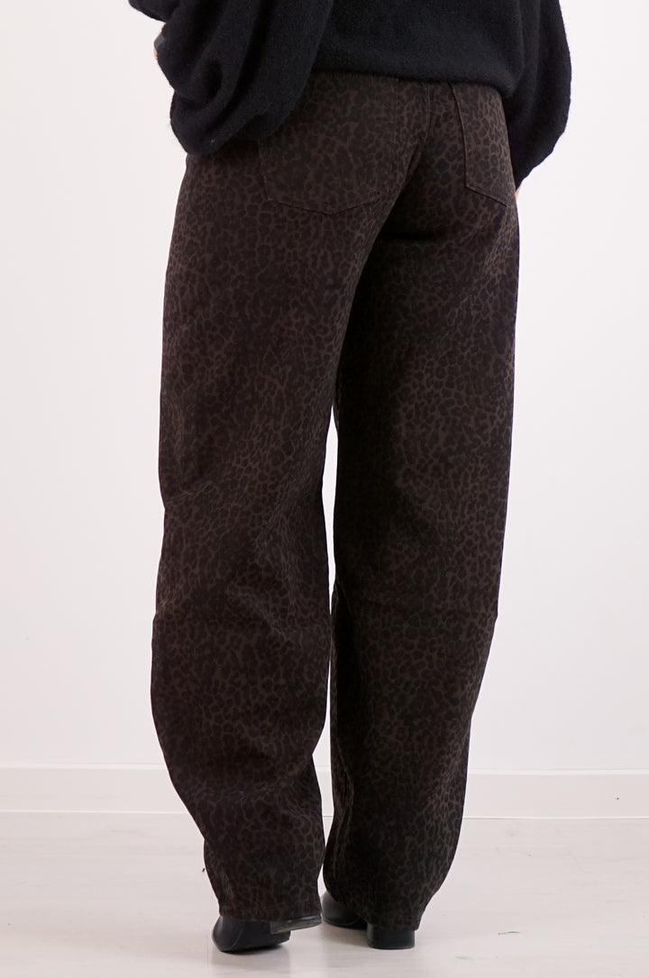 Barrel Jeans mit Leo Print