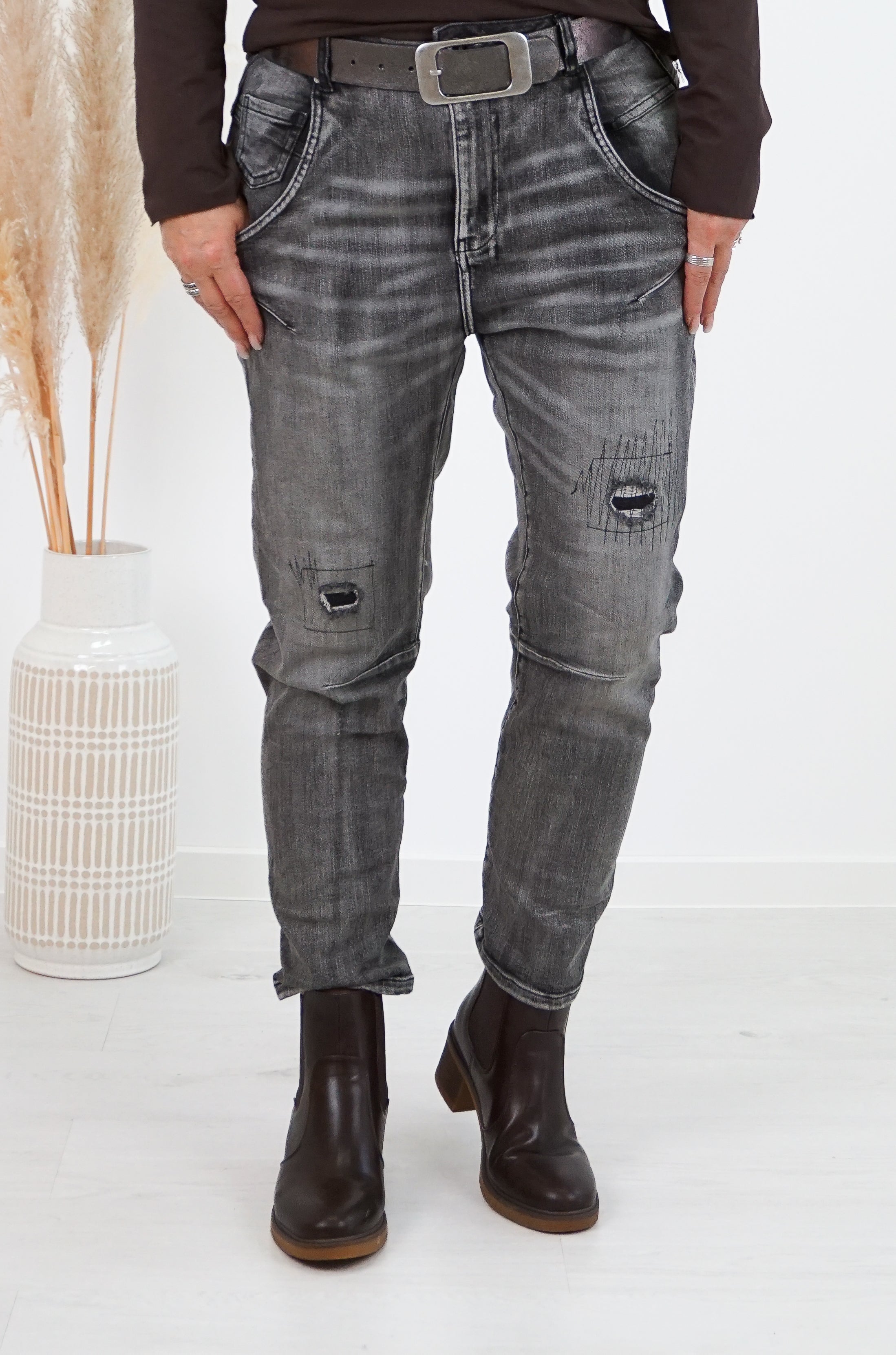 Sexy Woman Mom Jeans mit unterlegten Rissen