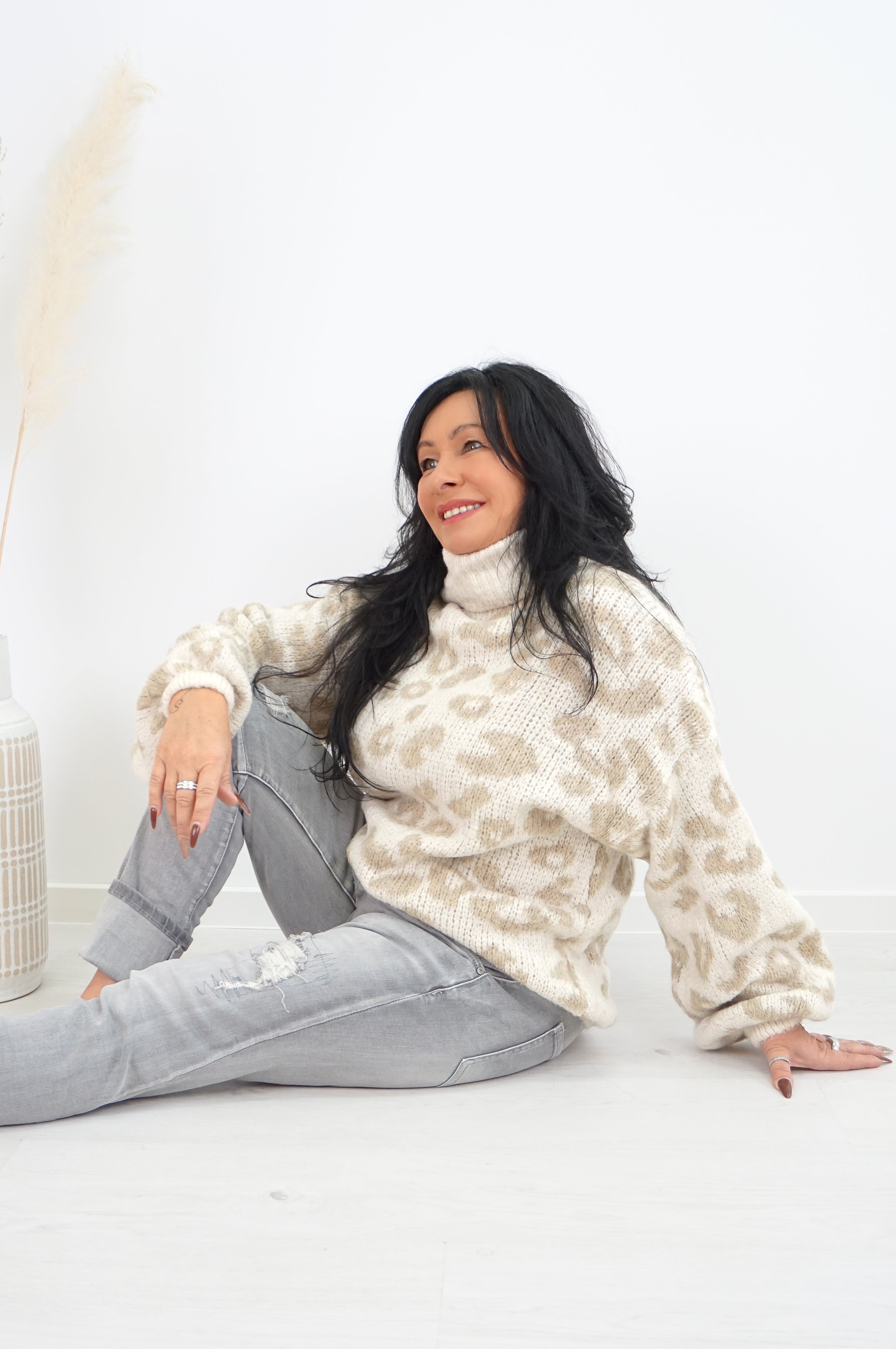 Strickpulli mit Rollkragen und Leo Muster, hellbeige