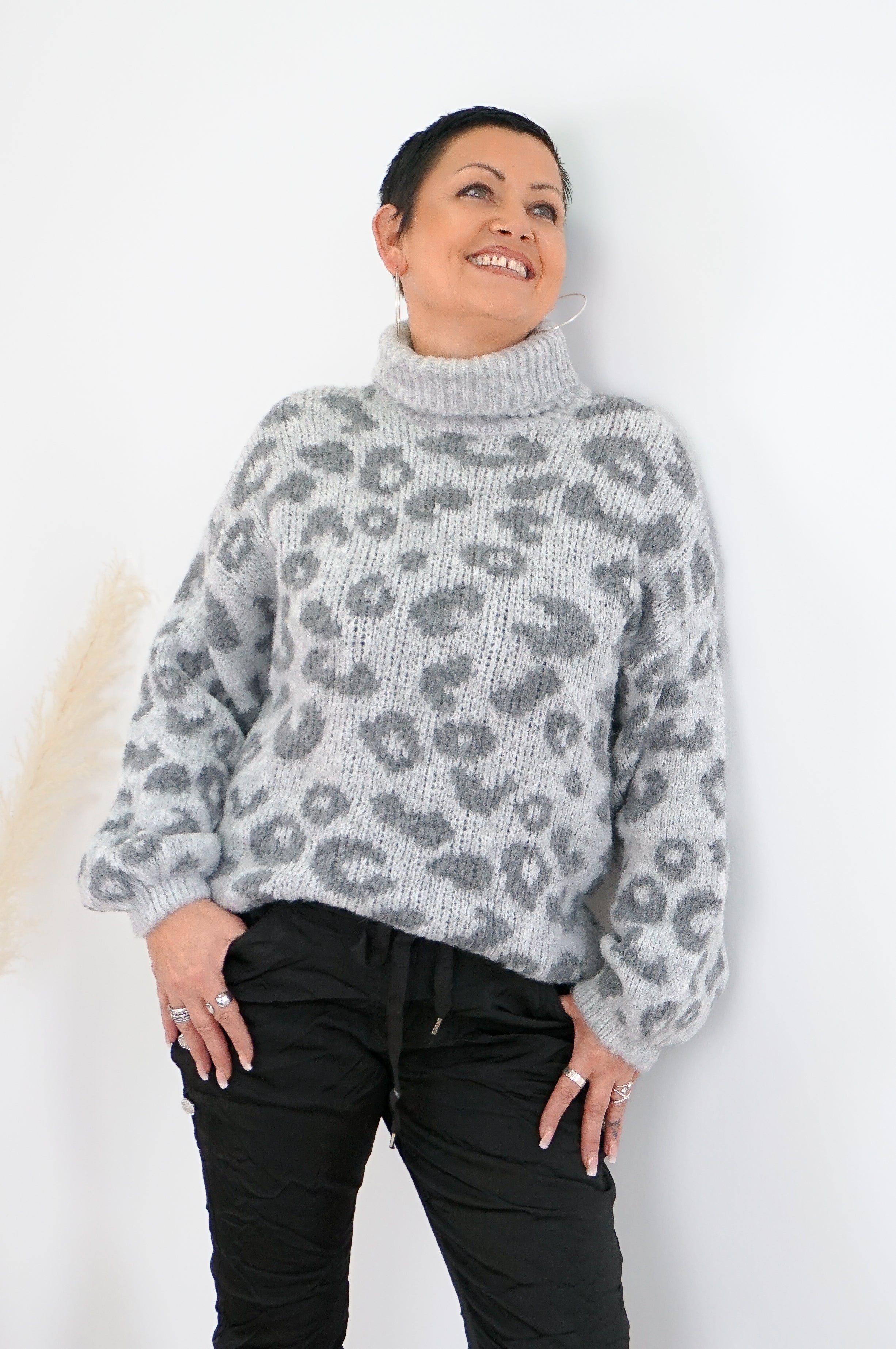 Strickpulli mit Rollkragen und Leo Muster, grau