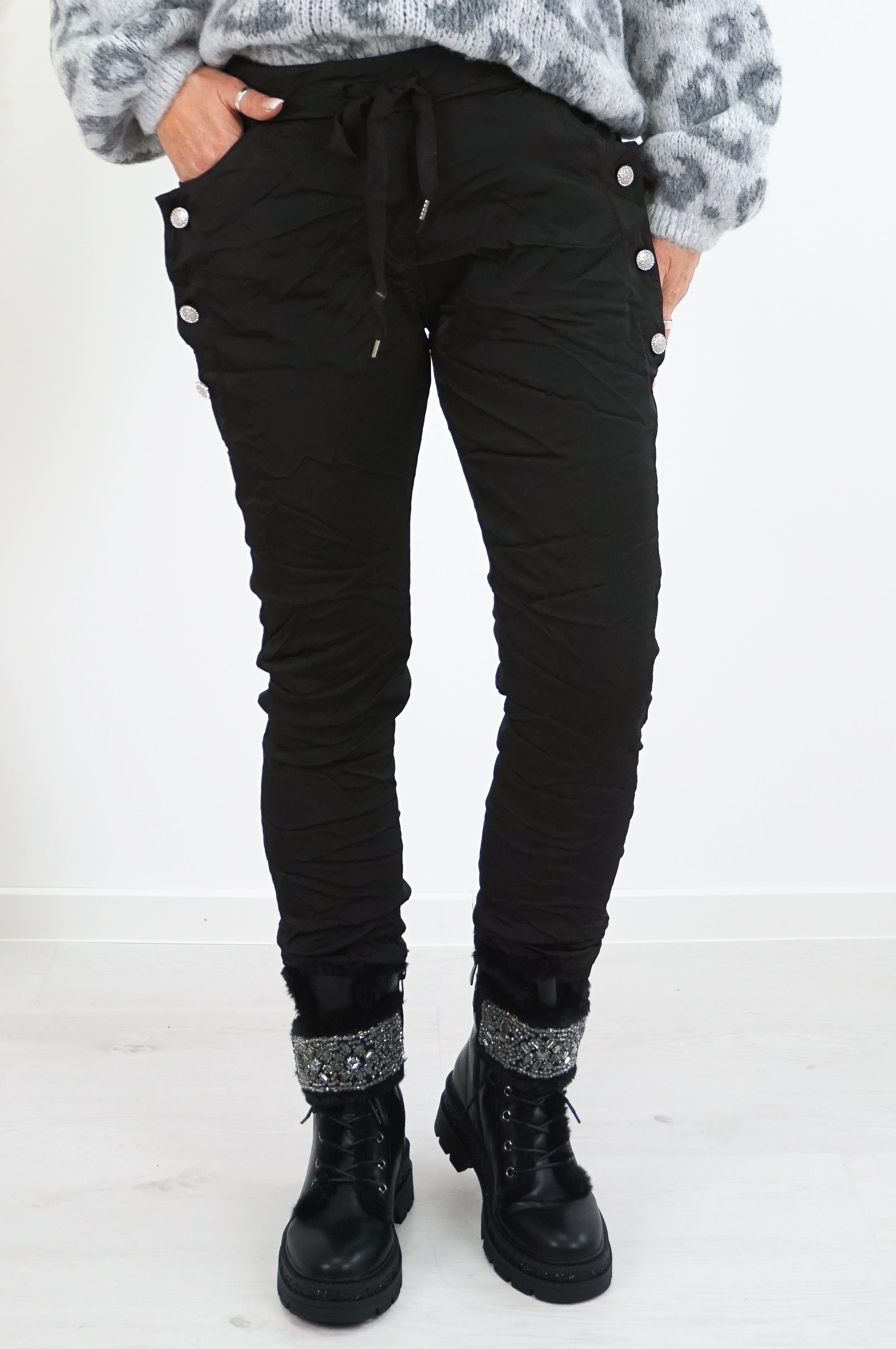 Jogpant mit Zierknöpfen im Satin Look , schwarz