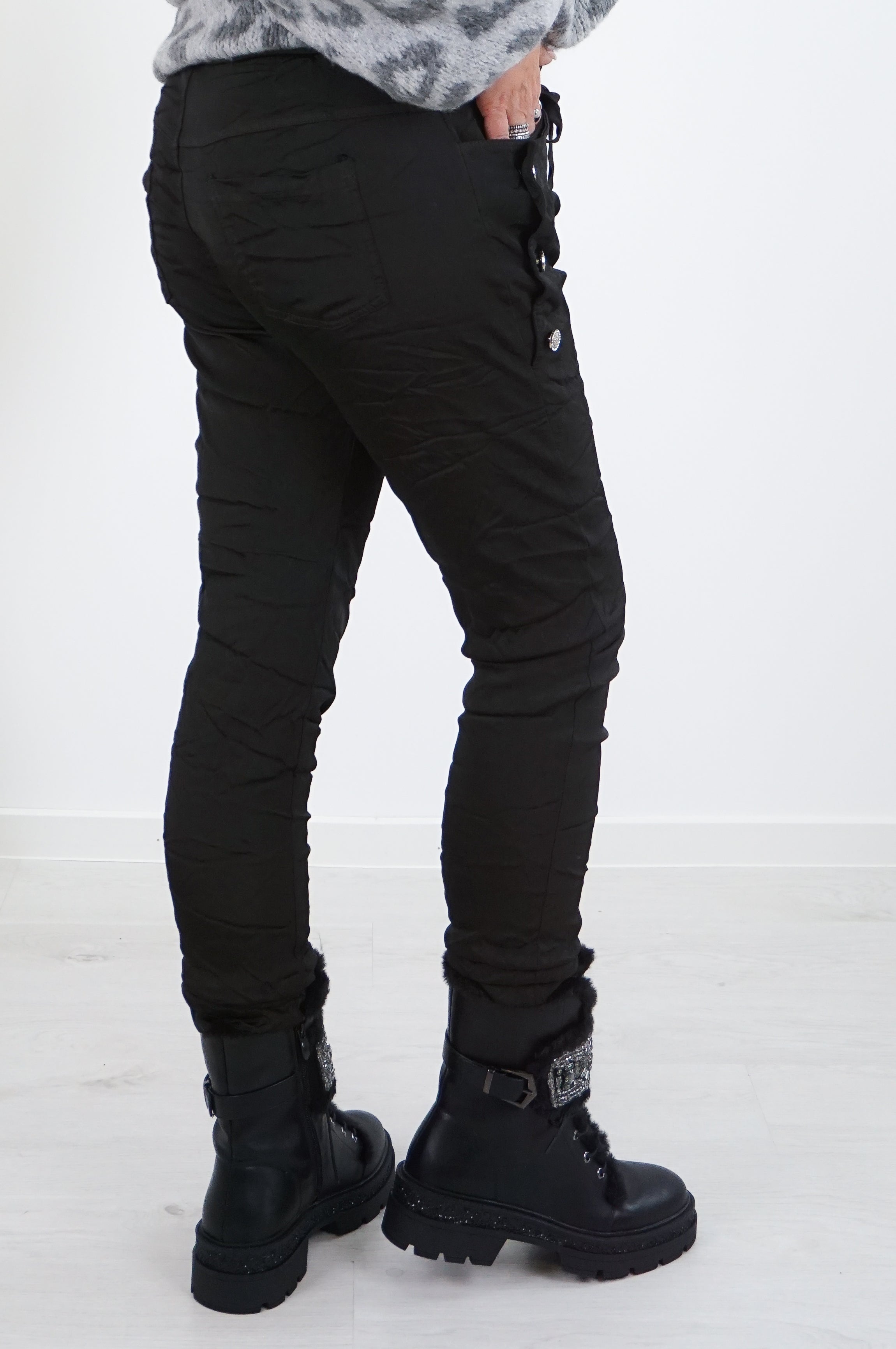 Jogpant mit Zierknöpfen im Satin Look , schwarz