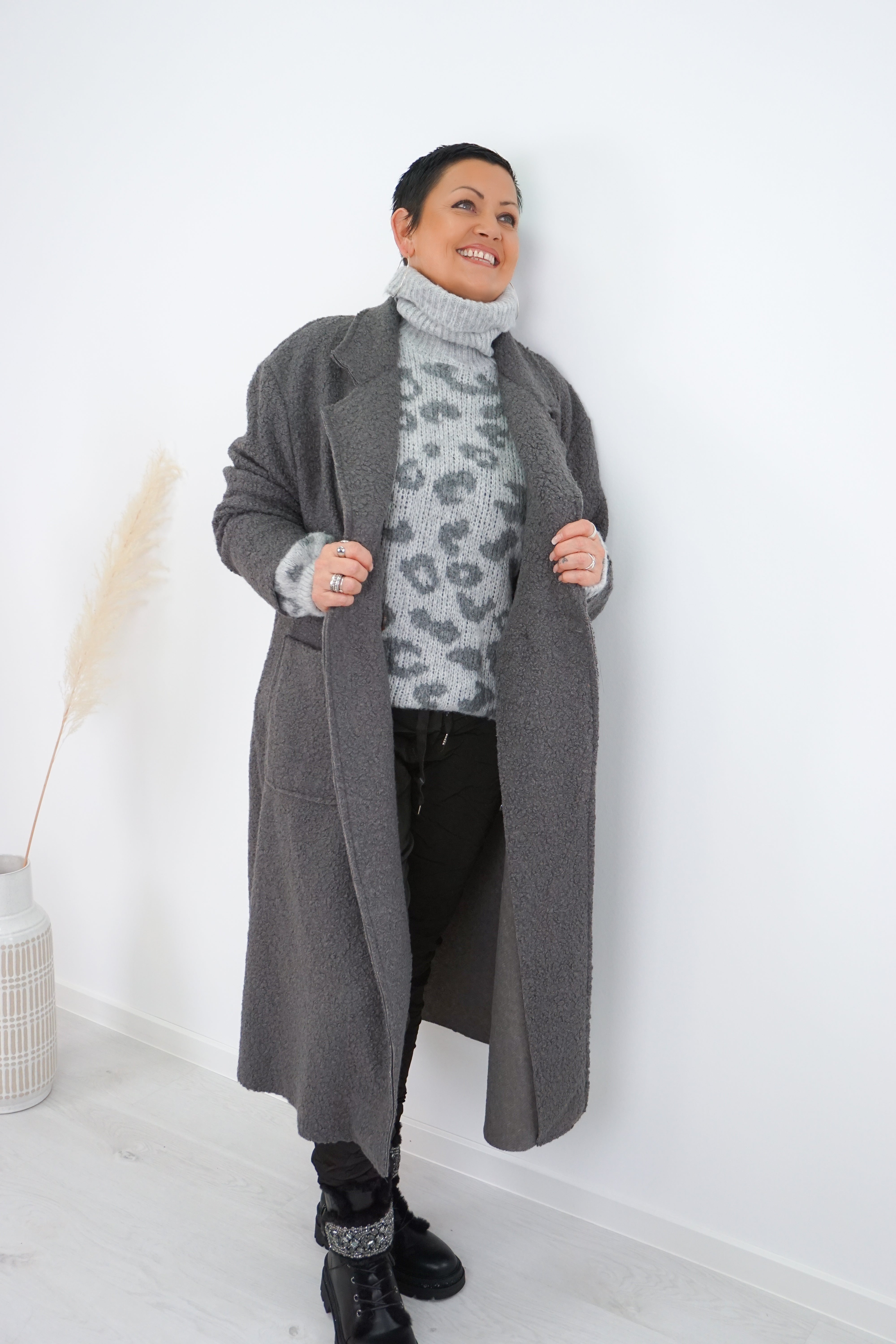 Strickpulli mit Rollkragen und Leo Muster, grau