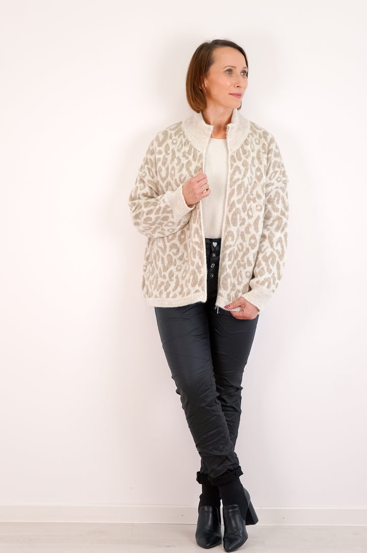 Strickjacke mit Leo Print, hellbeige
