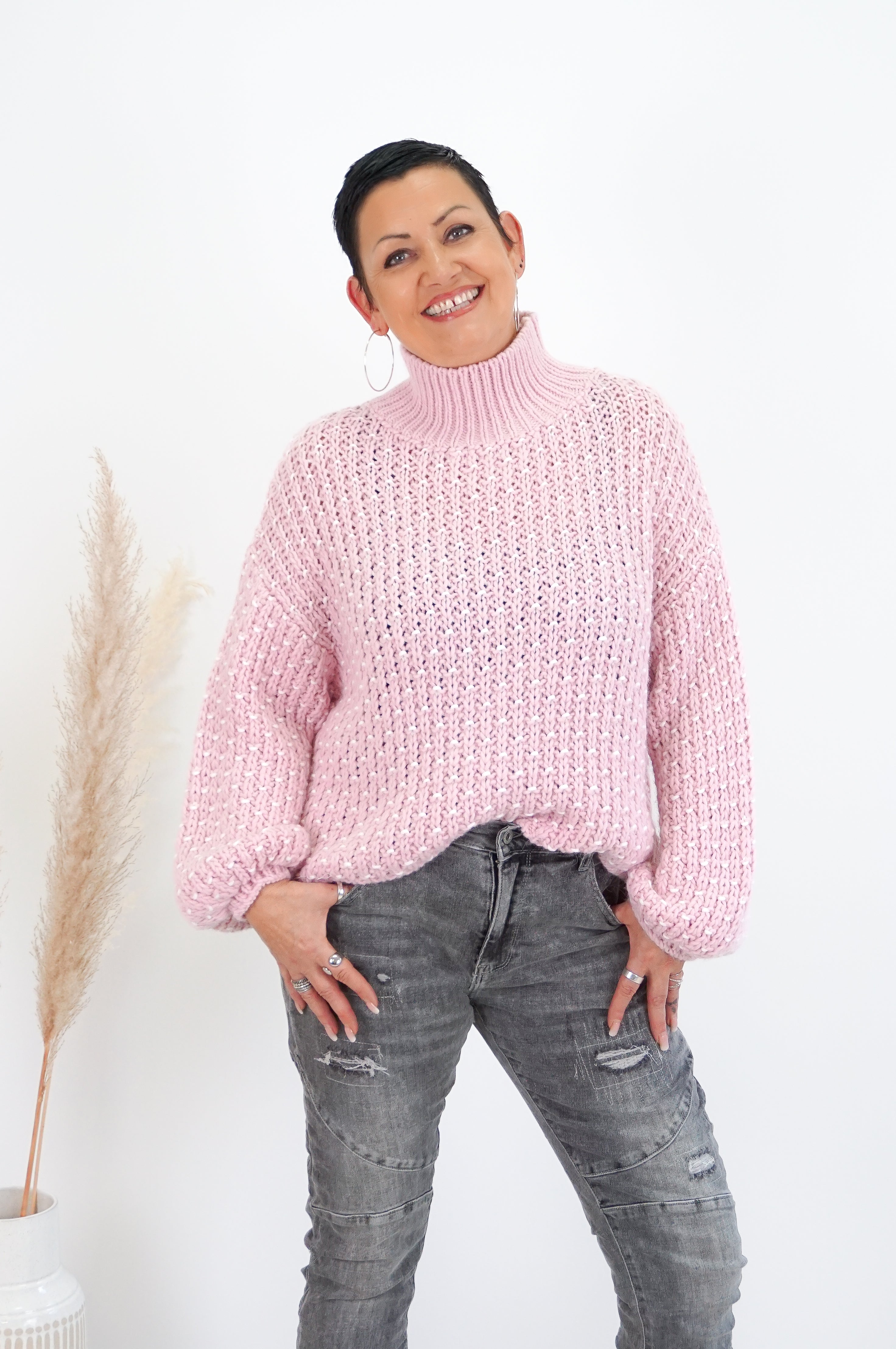 Edler Strickpulli mit weißen Details