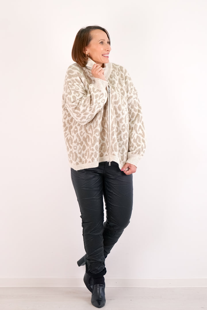 Strickjacke mit Leo Print, hellbeige