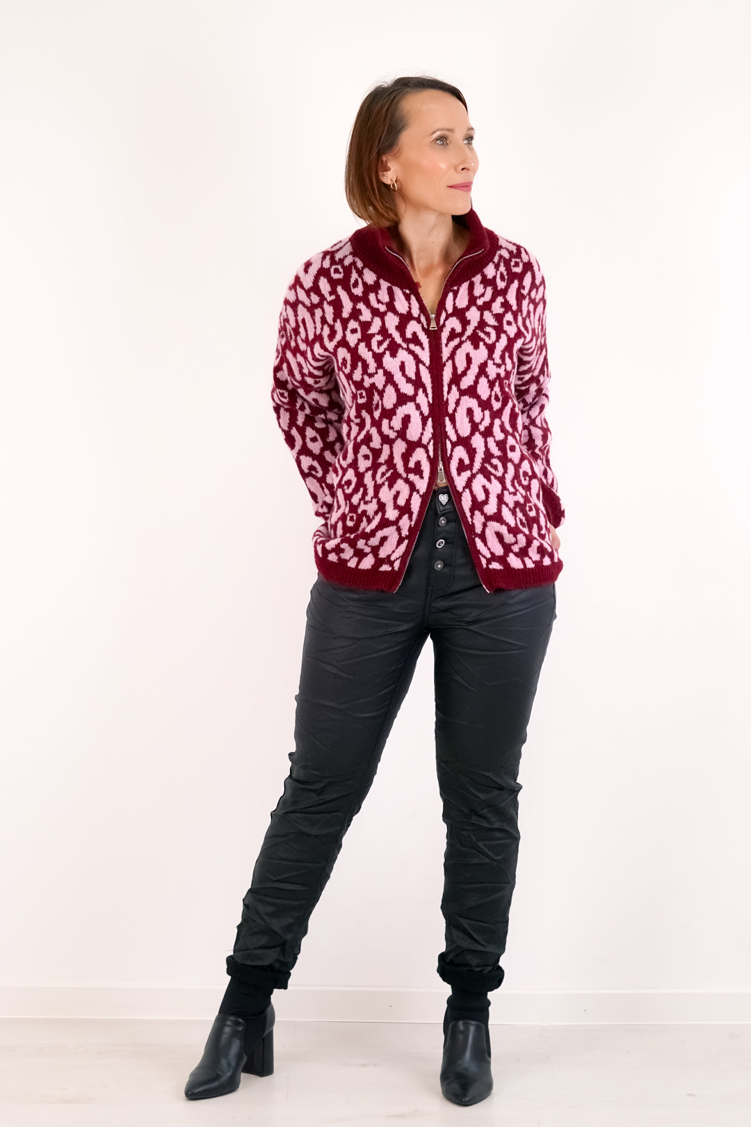 Strickjacke mit Leo Print, Bordeaux