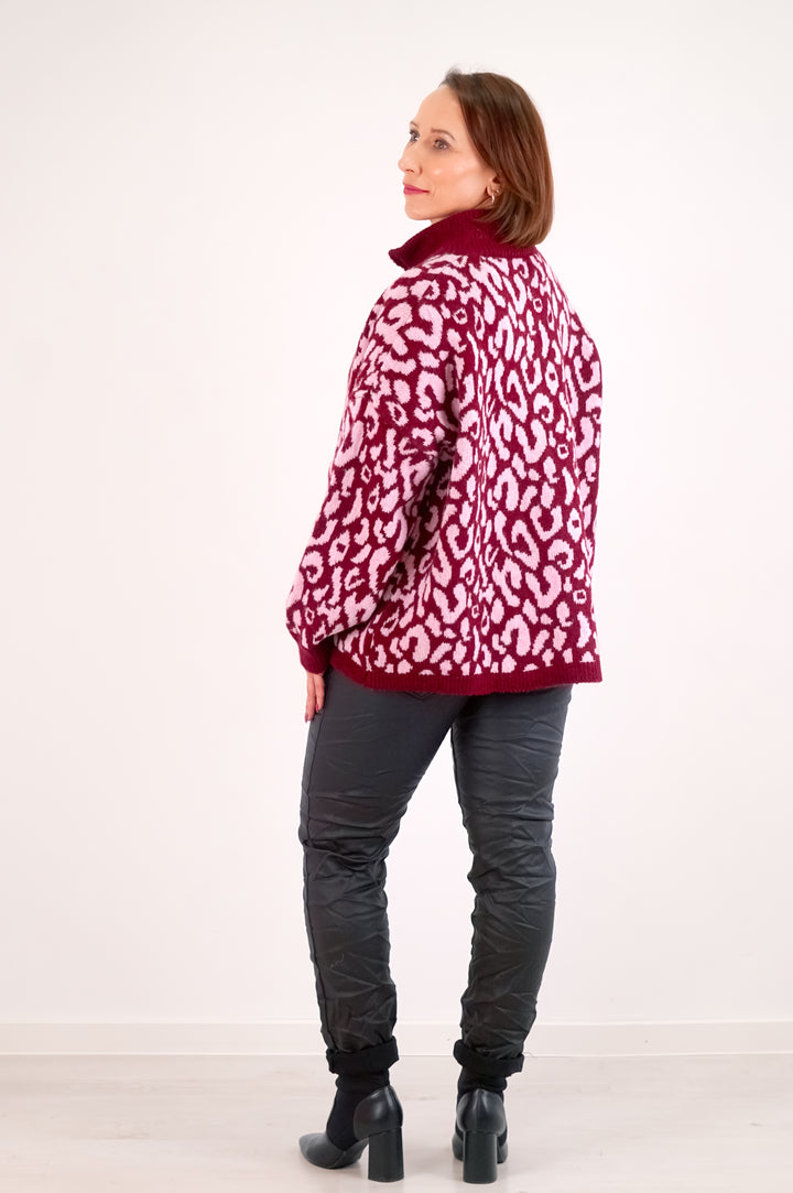 Strickjacke mit Leo Print, Bordeaux