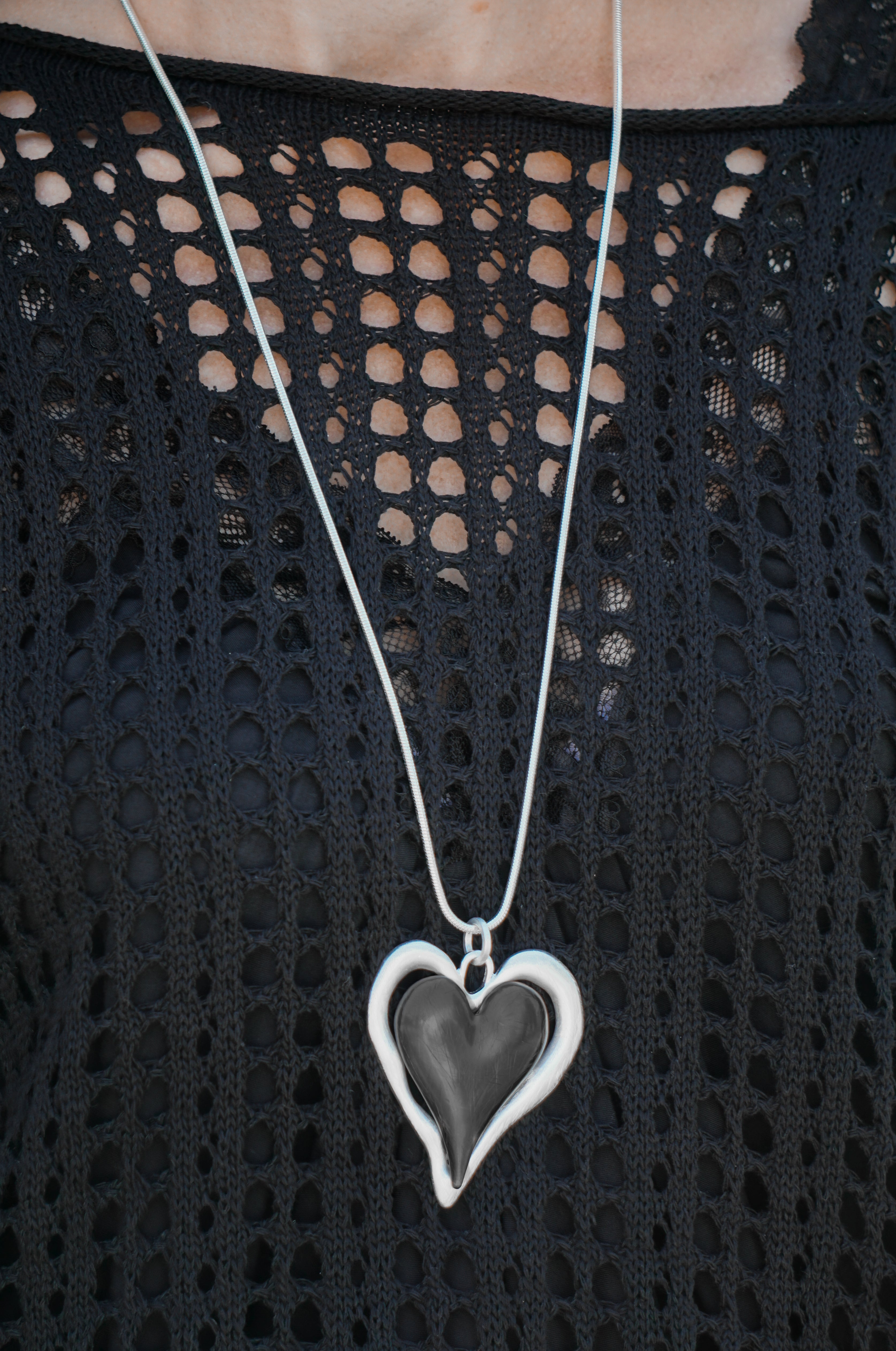 Lange Kette mit Herz Anhänger, anthrazit