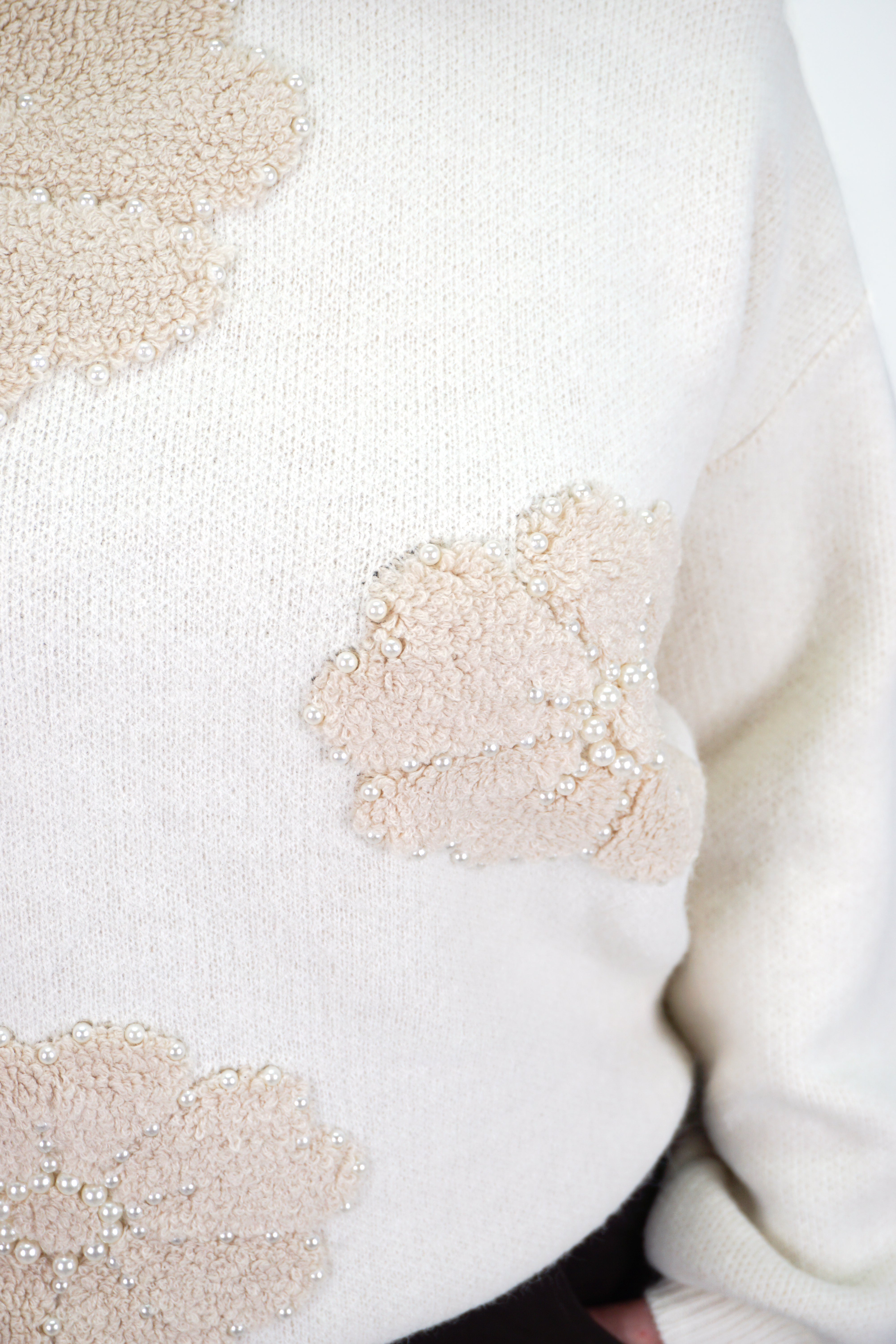 Dicker Feinstrickpulli mit 3D Blumen & Perlen
