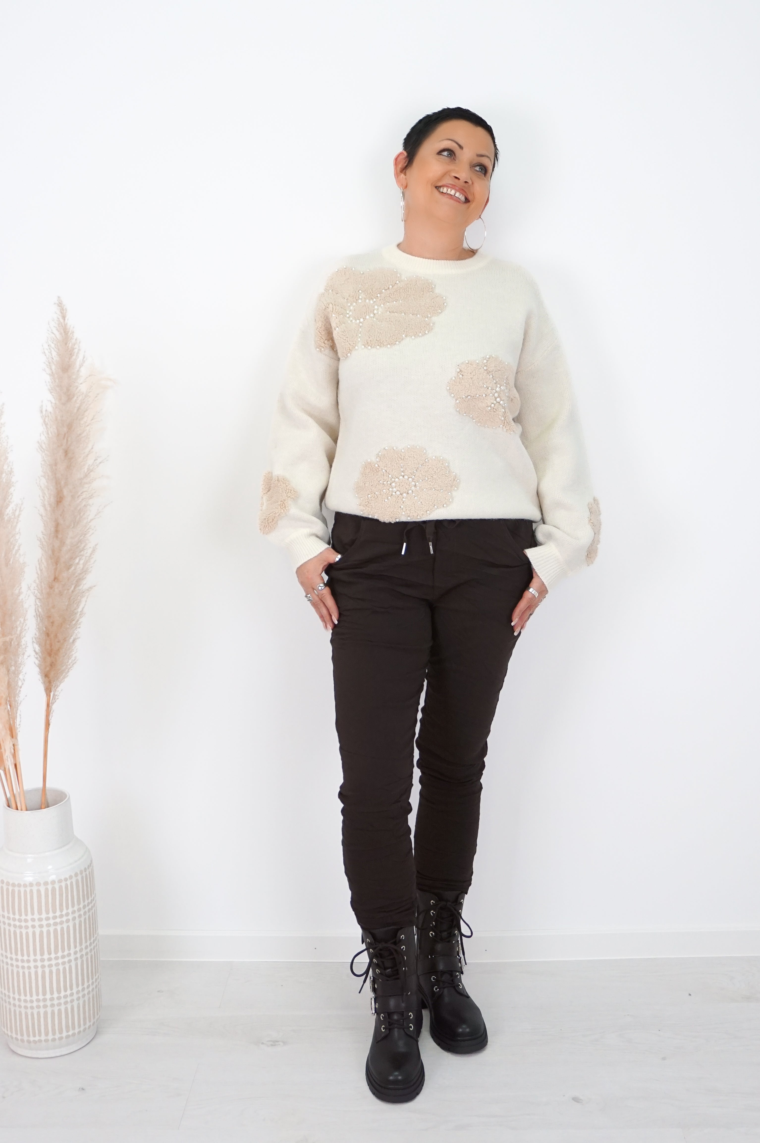Dicker Feinstrickpulli mit 3D Blumen & Perlen