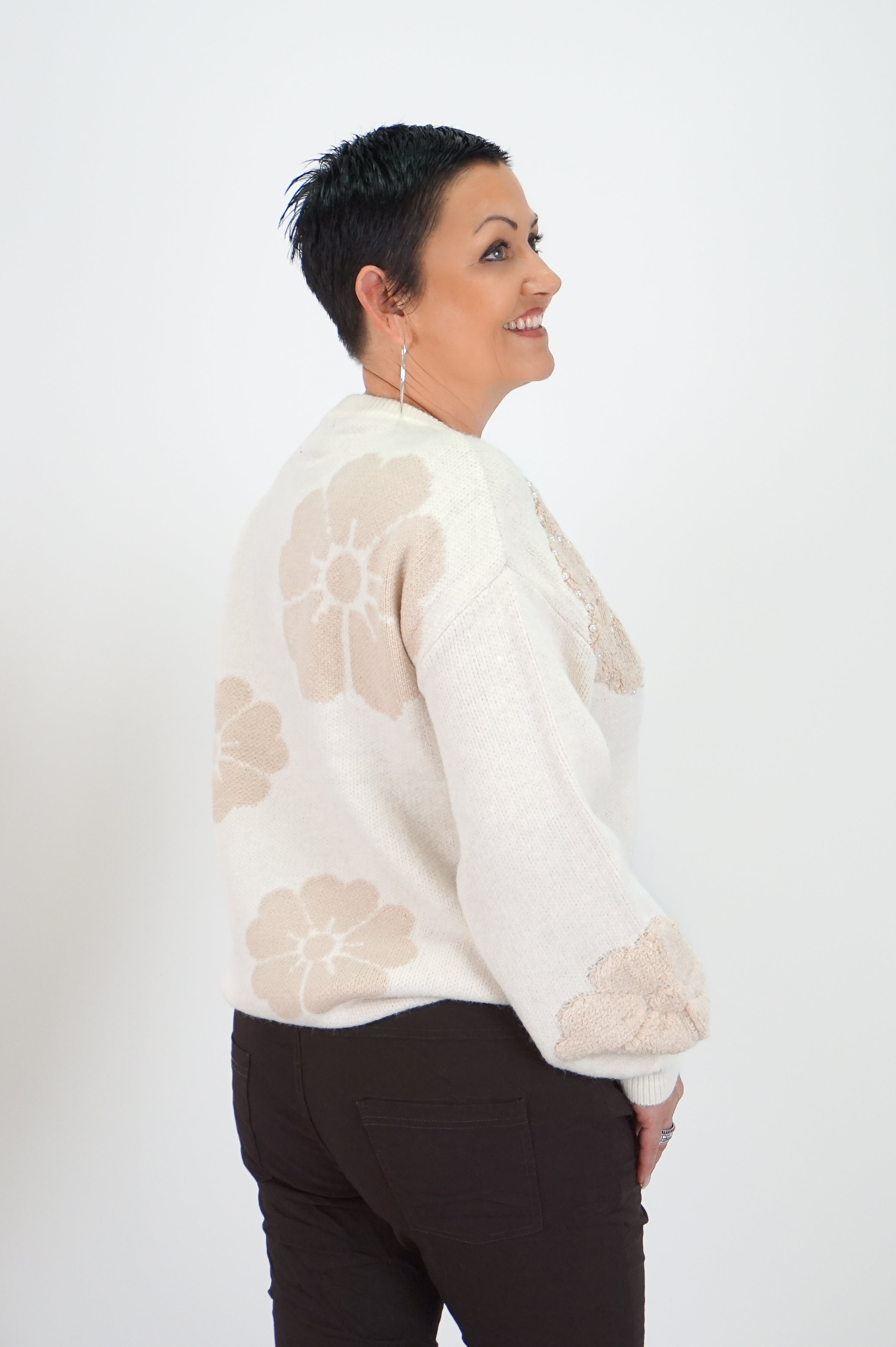 Dicker Feinstrickpulli mit 3D Blumen & Perlen