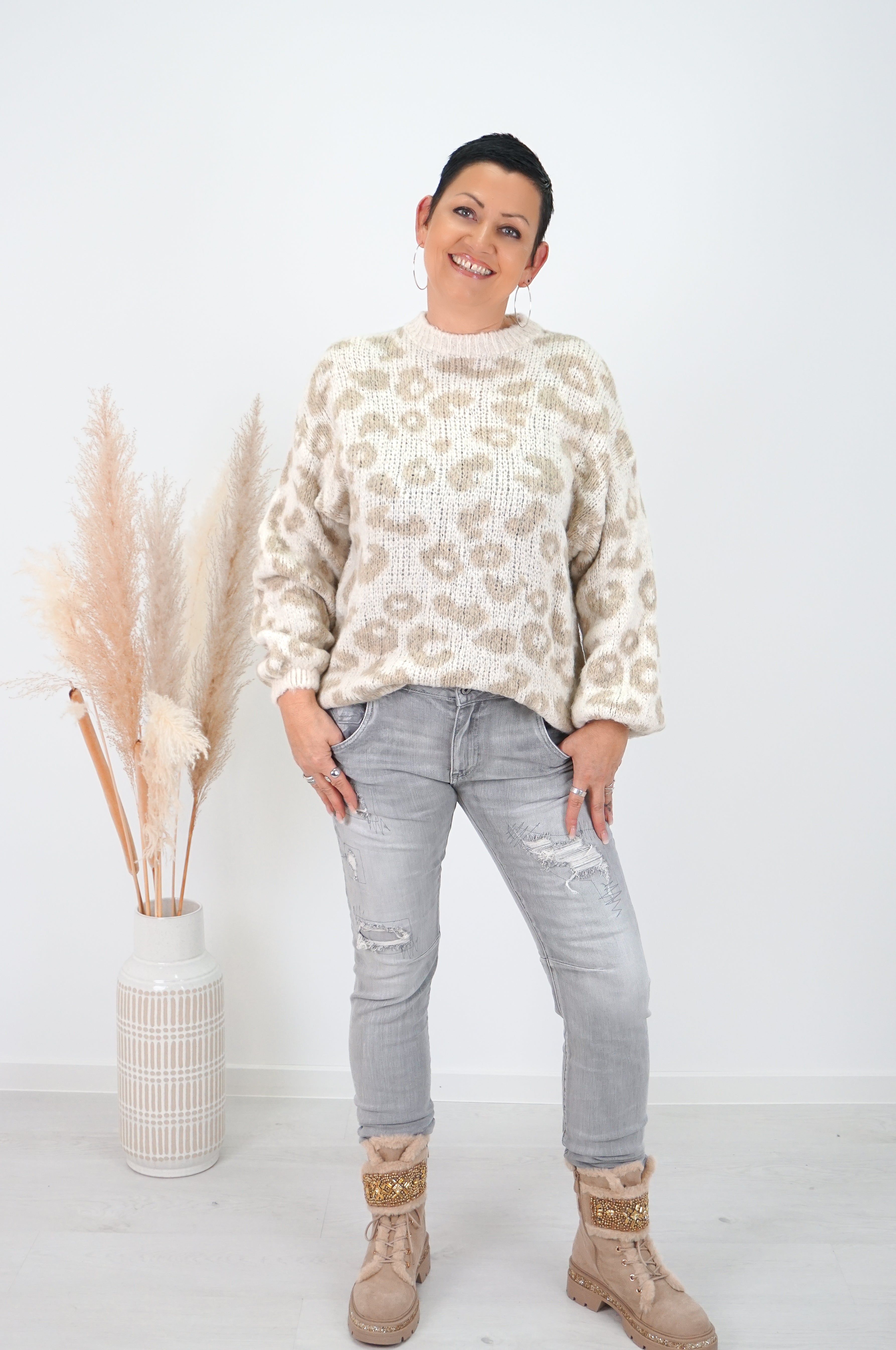 Strickpulli mit Leo Muster, hellbeige